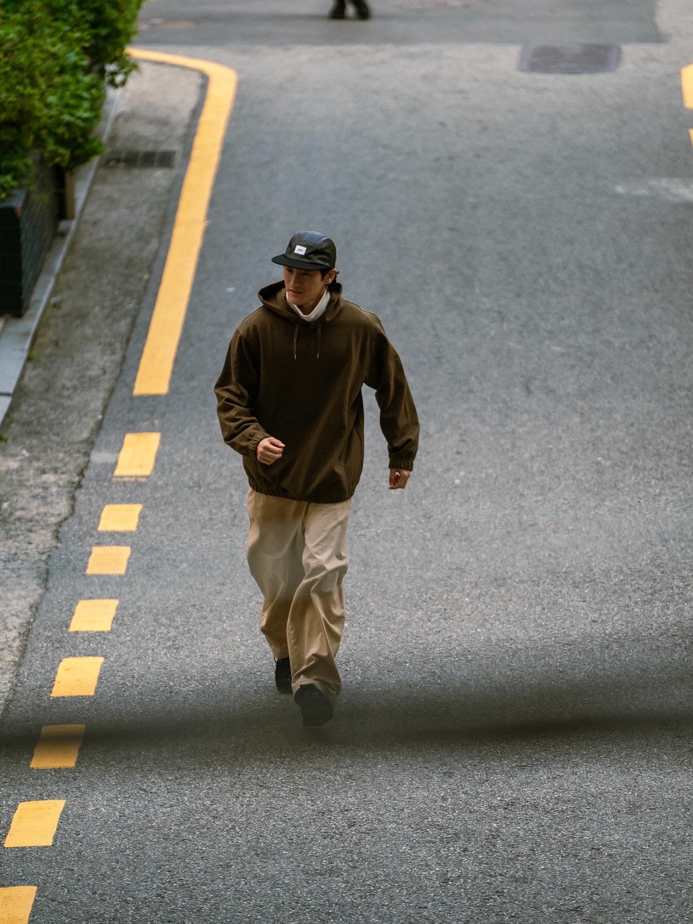 Clarks x Neighborhood Wallabee Boots GTX Black Combi Suede 착용 스타일 - 4