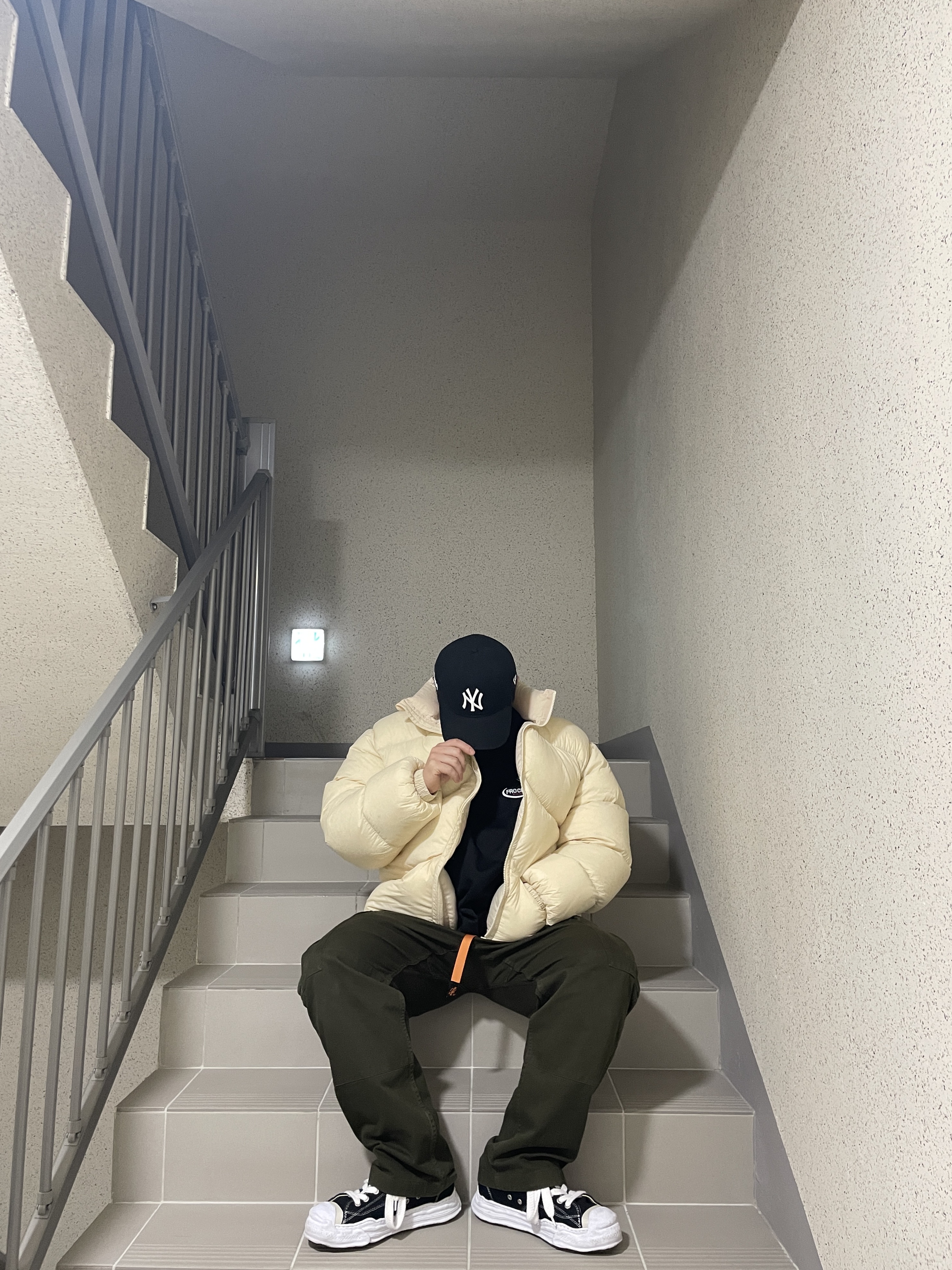 Maison Mihara Yasuhiro Hank OG Sole Canvas Low-top Sneakers Black, New Era x MoMA New York Yankees Cap Black 착용 스타일 - 2