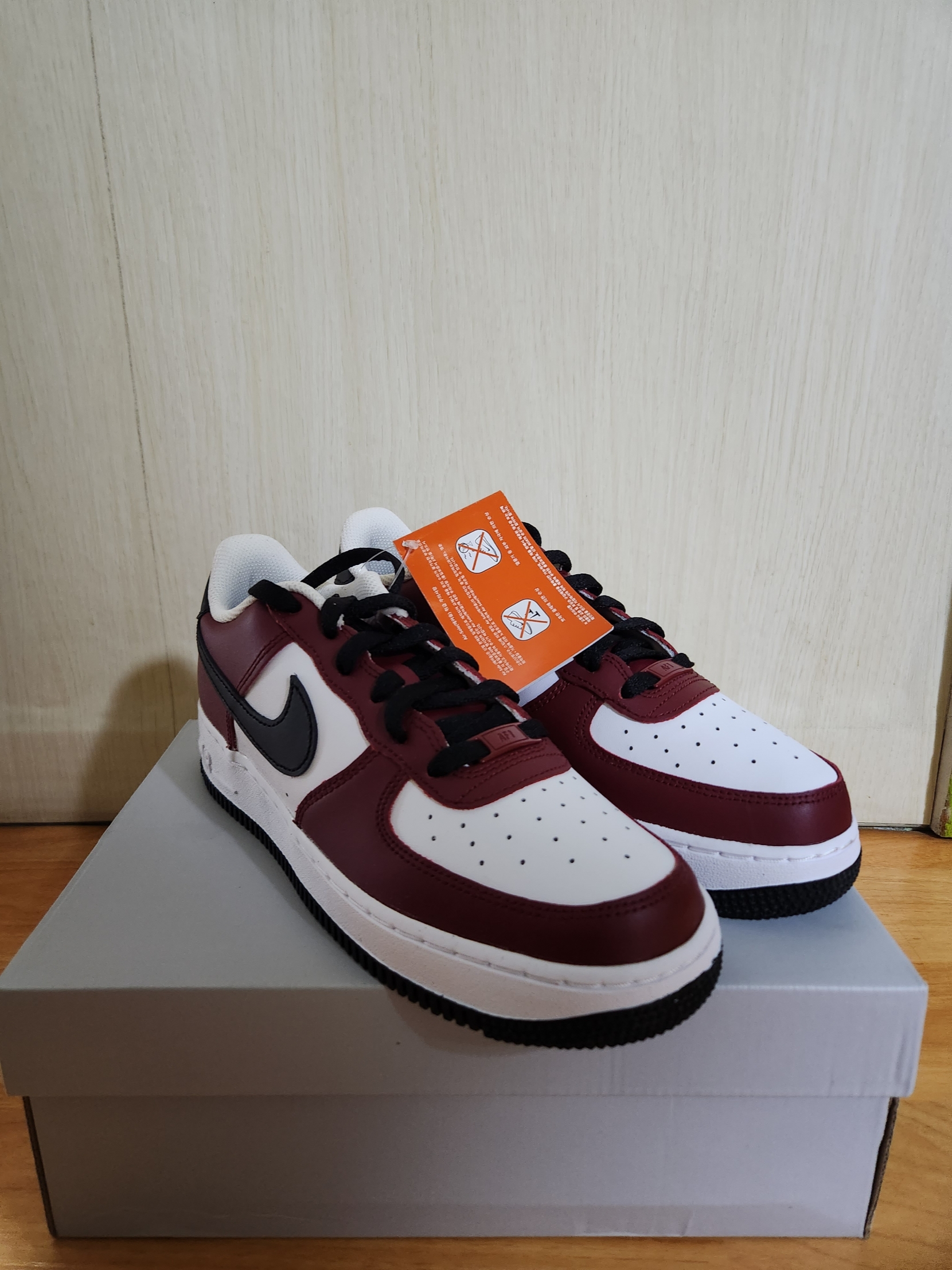 (GS) Nike Air Force 1 LV8 Team Red 착용 스타일