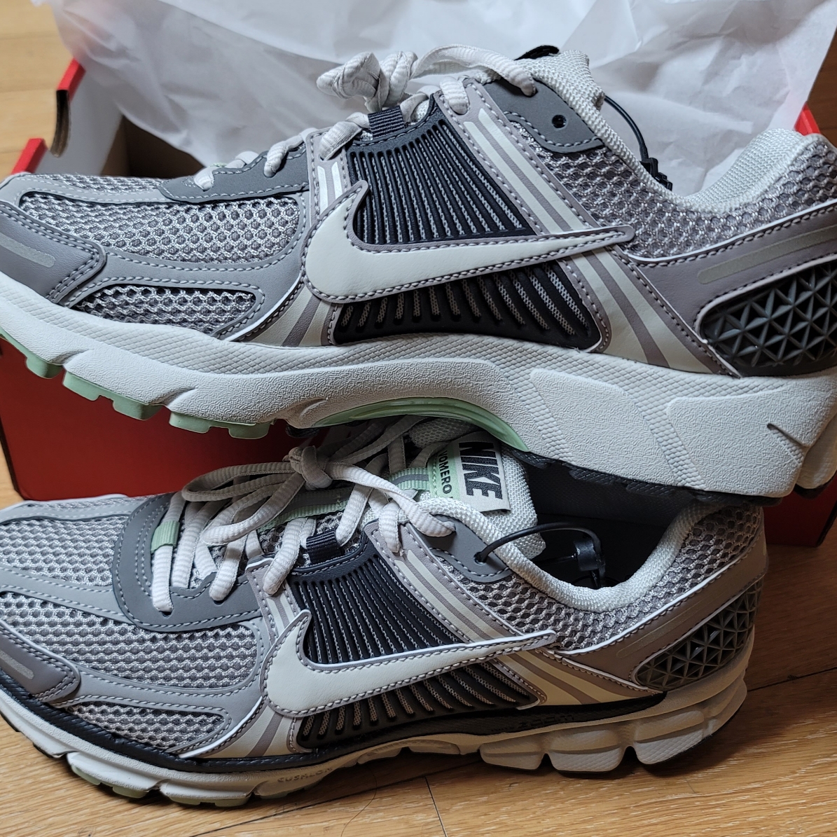 (W) Nike Zoom Vomero 5 Cobblestone and Flat Pewter 착용 스타일 - 1