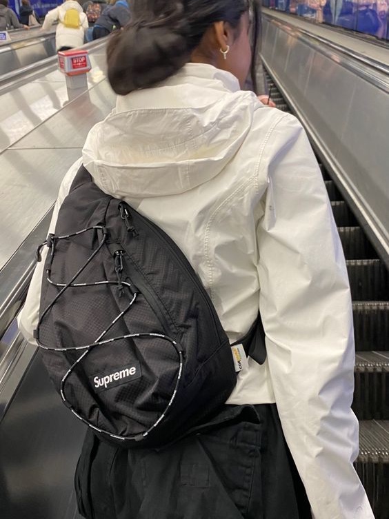 Supreme Sling Bag Black - 22SS 착용 스타일