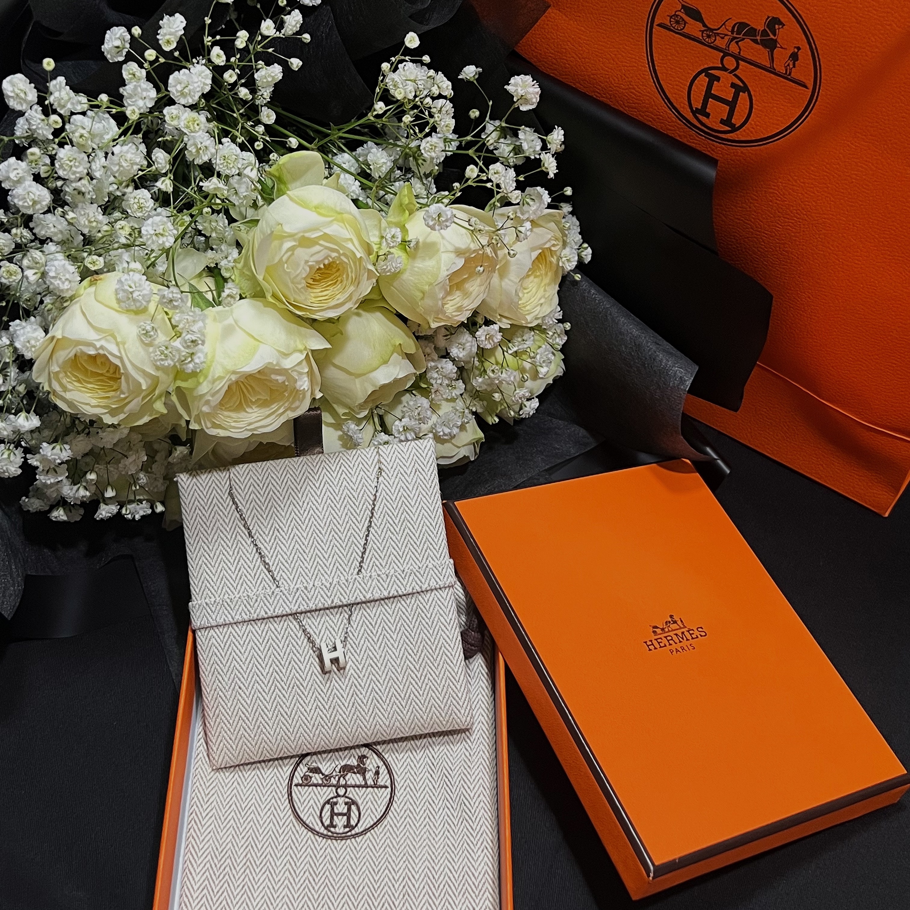 (W) Hermes Mini Pop H Pendant Palladium & Blanc 착용 스타일 - 1