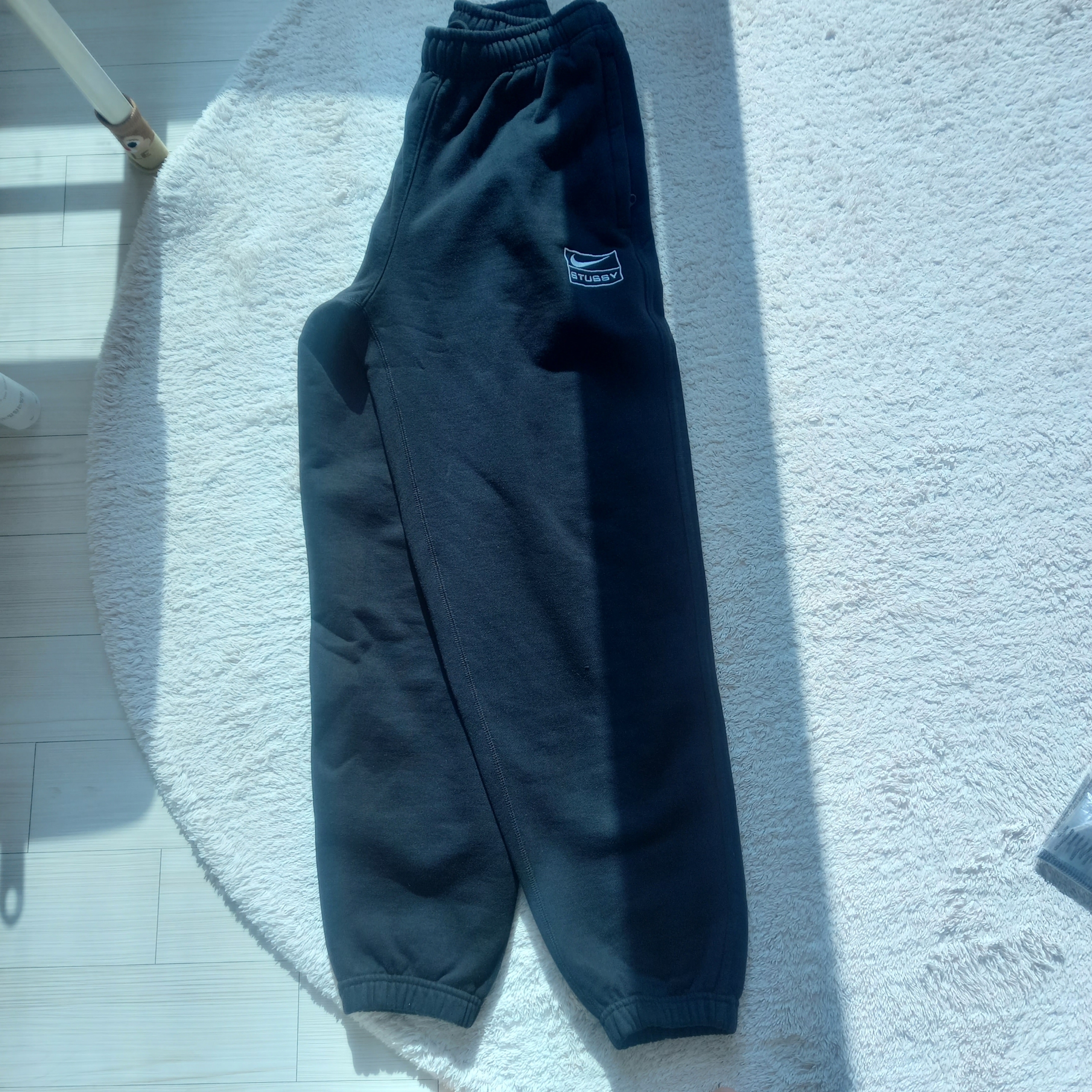 Nike x Stussy Washed Fleece Pants Black (FN5235-010) 착용 스타일 - 2