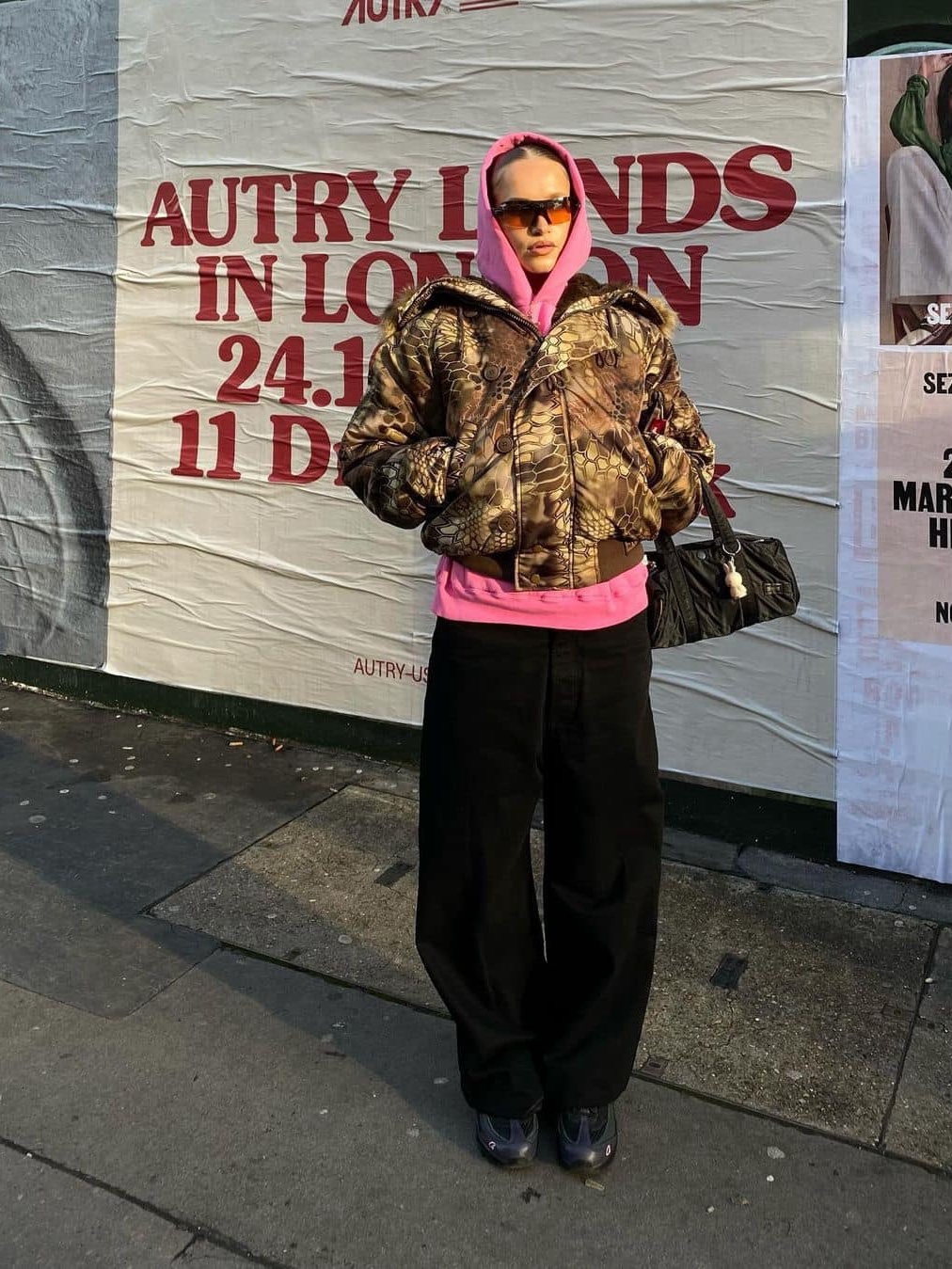 IAB Studio Pigment Hoodie Royal Blue - 22FW, Yeezy Gap Engineered By Balenciaga Dove Hoodie Black 착용 스타일 - 4