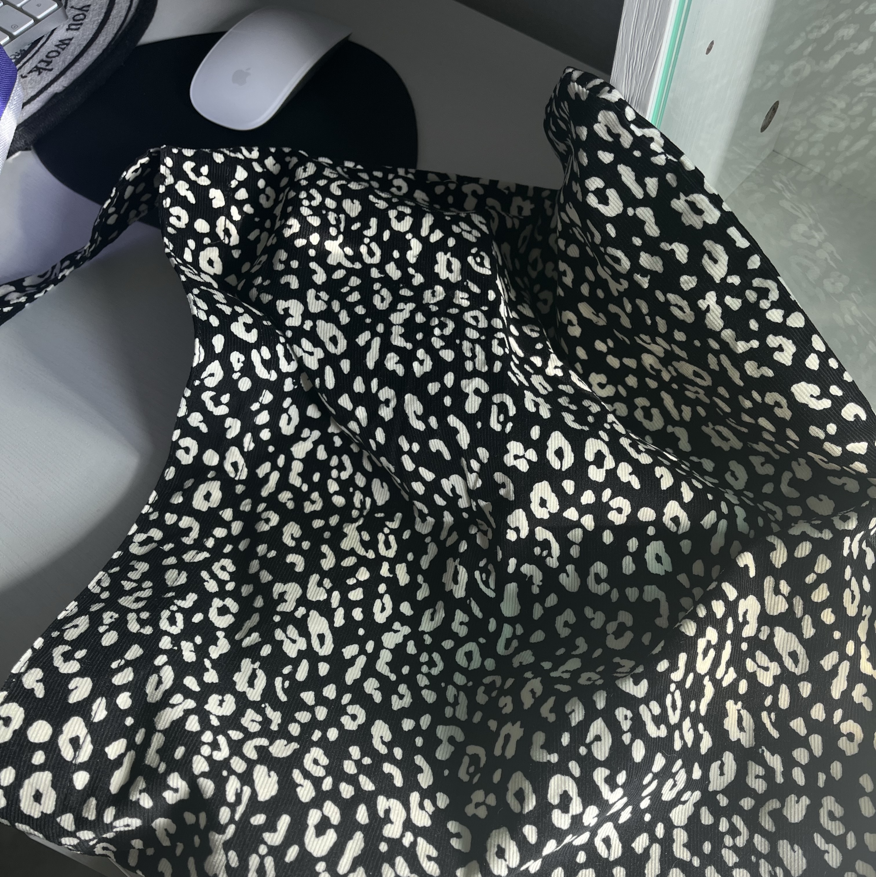 Emis 22Y Leopard Corduroy Eco Bag Black 착용 스타일