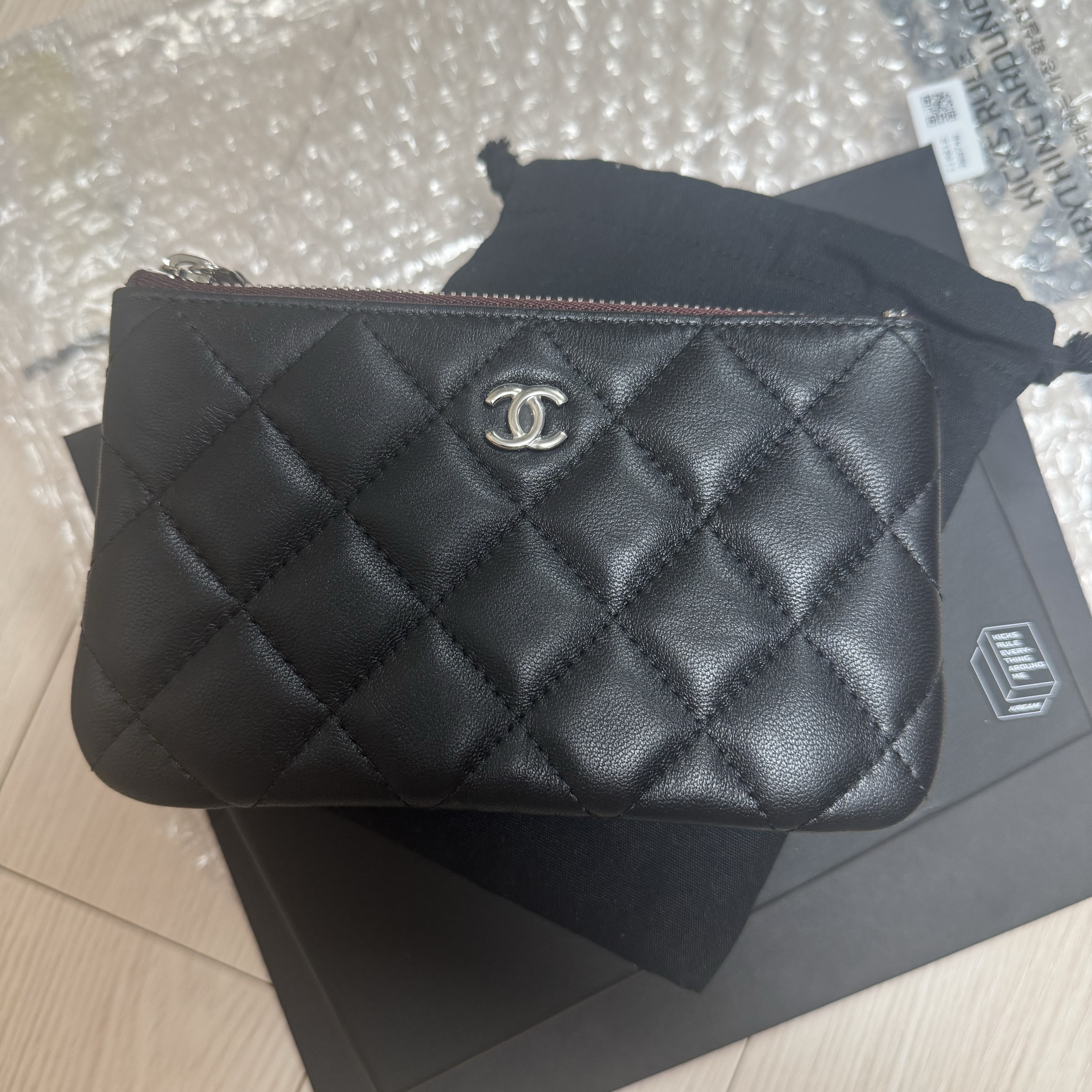 Chanel Classic Mini Pouch Lambskin & Silver Black 착용 스타일