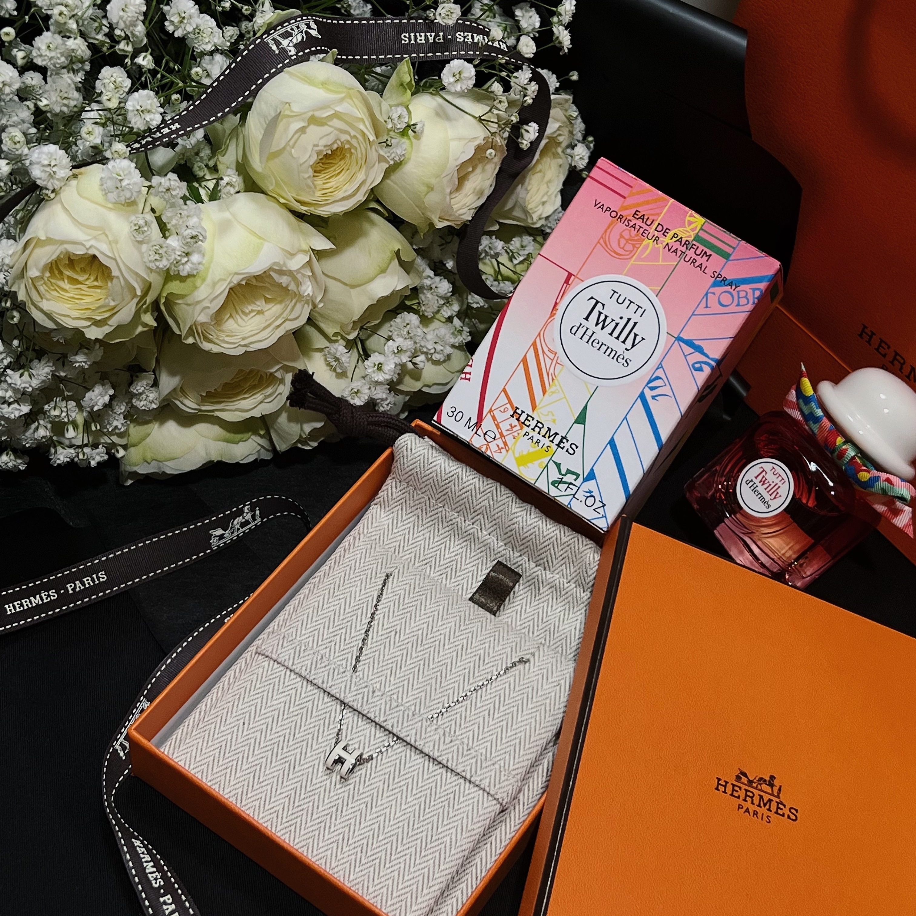 (W) Hermes Mini Pop H Pendant Palladium & Blanc 착용 스타일 - 4