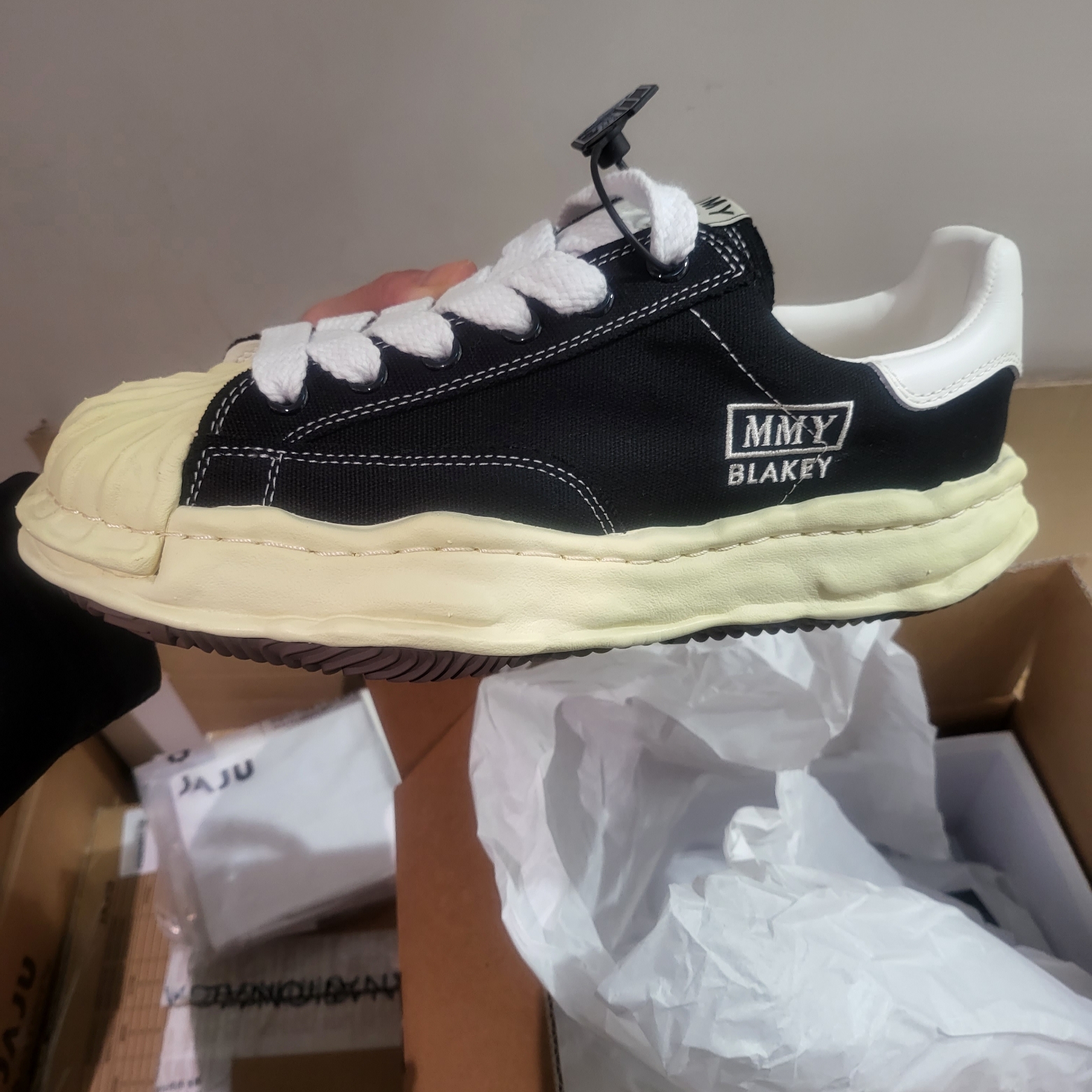 Maison Mihara Yasuhiro Blakey VL OG Sole Canvas Low-top Sneakers Black 착용 스타일