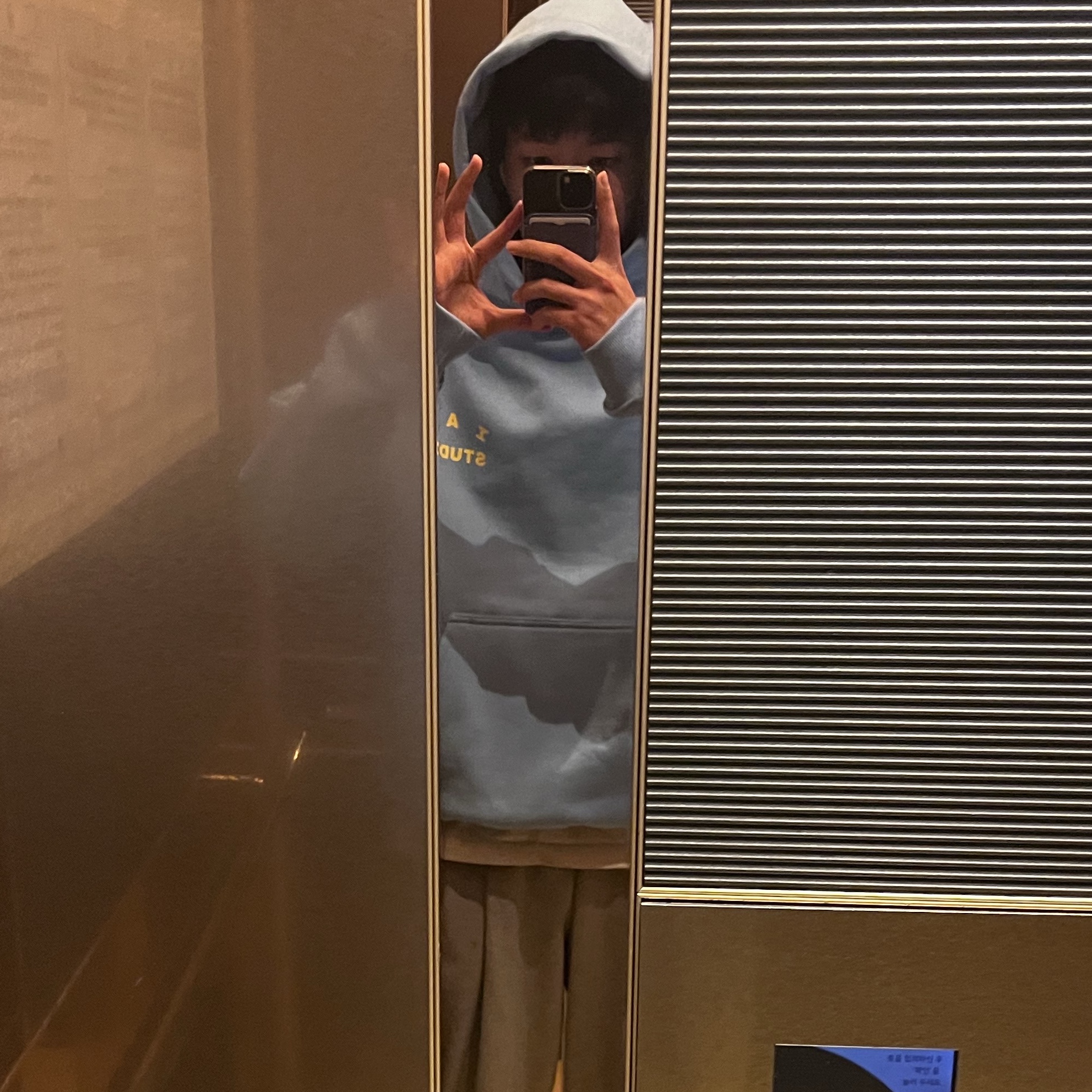 IAB Studio Hoodie Sky Blue Lemon 착용 스타일 - 2