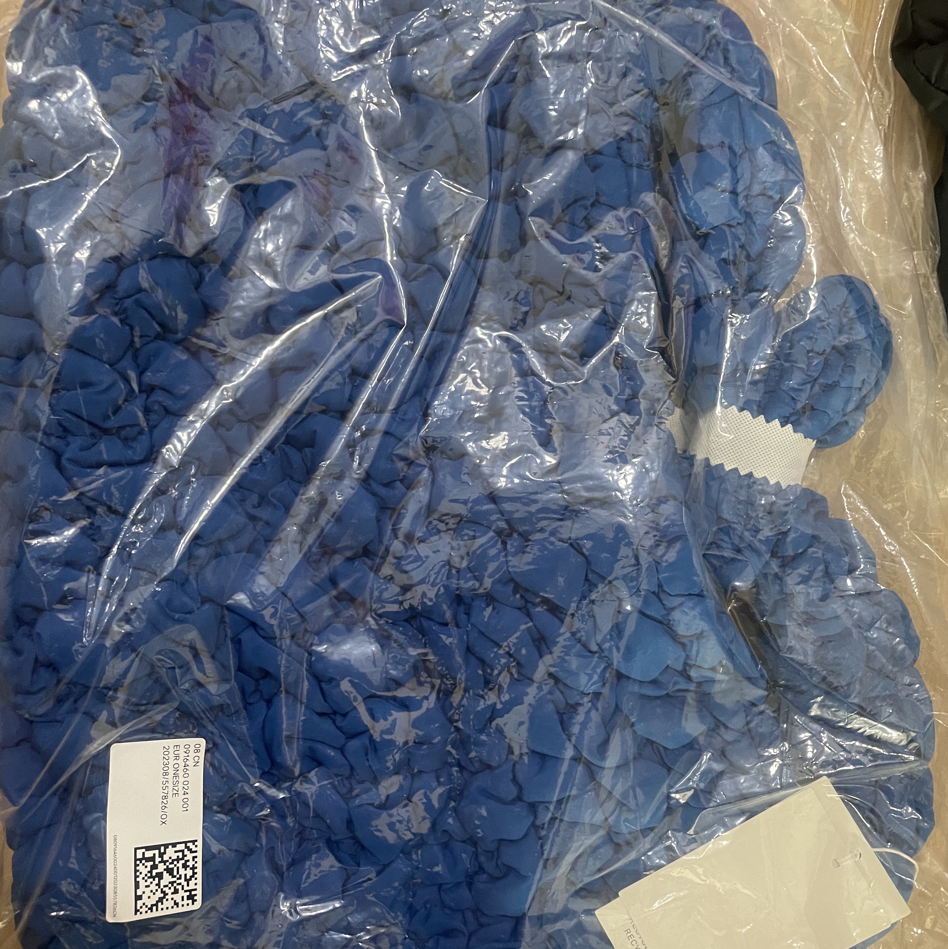 COS Quilted Oversized Shoulder Bag Blue 착용 스타일