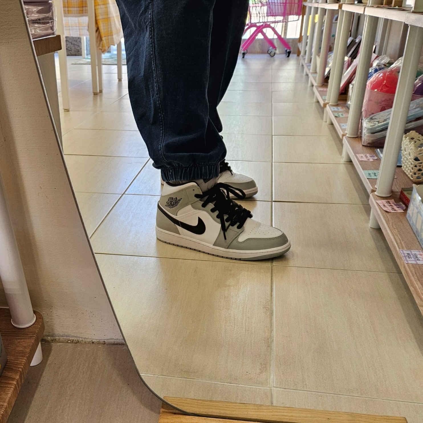 Jordan 1 Mid Light Smoke Grey 착용 스타일