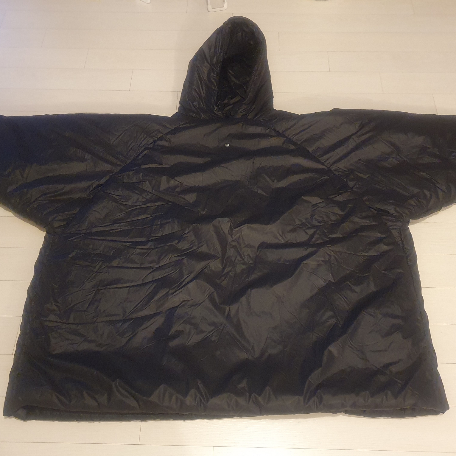 Yeezy Gap Engineered By Balenciaga T-Cut Puffer Parka Black 착용 스타일 - 2