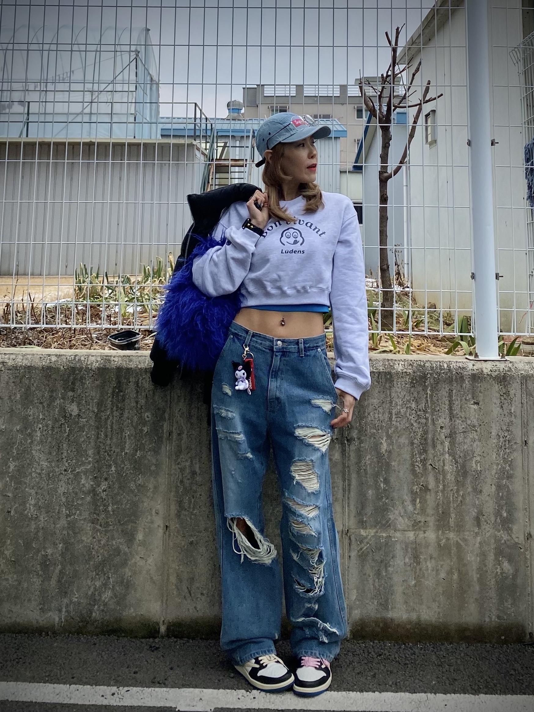 Jordan 1 x Travis Scott x Fragment Retro Low OG SP Military Blue, Sanrio Kuromi Mini Mascot Holder 착용 스타일 - 2