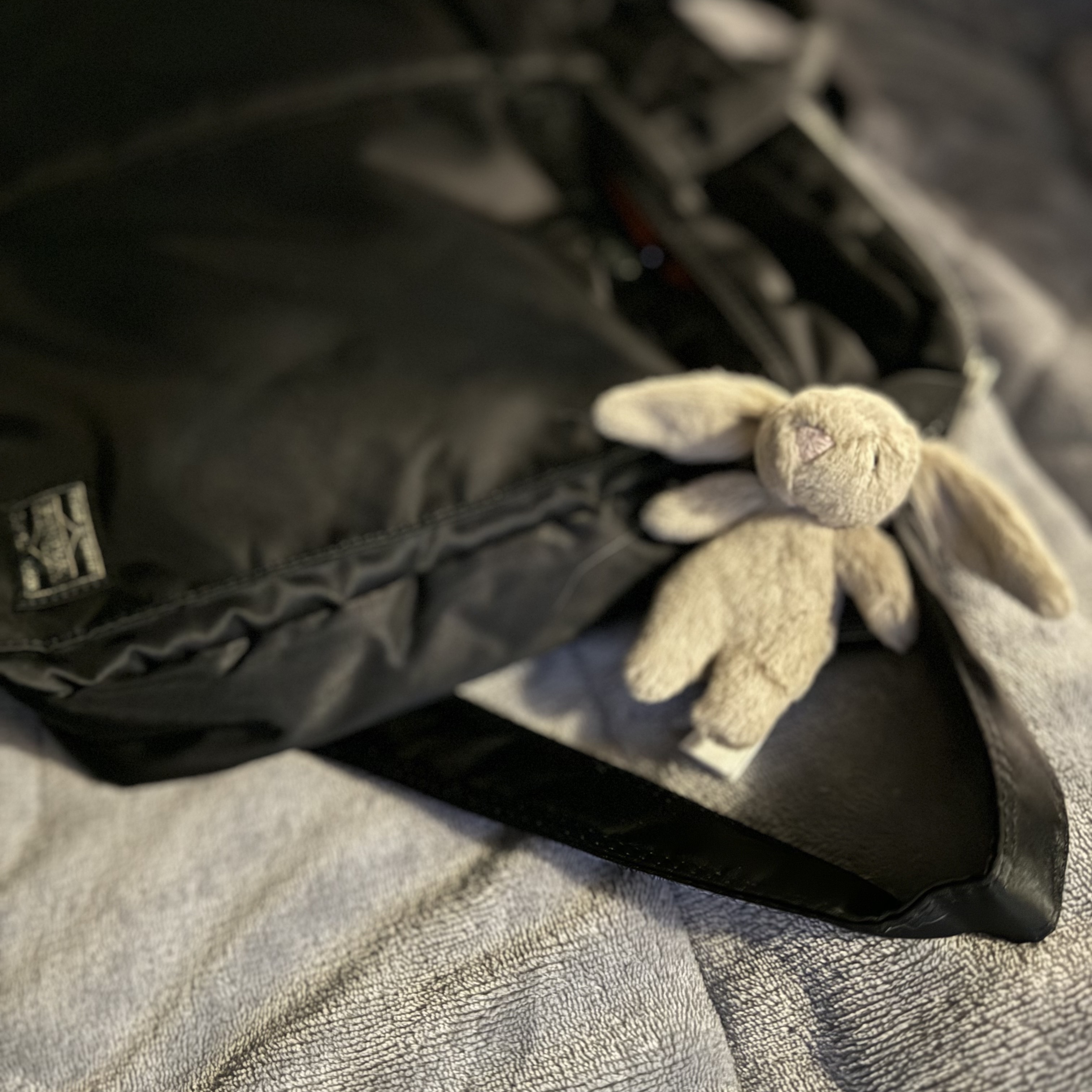 Porter Tanker 2Way Briefcase Black, Jellycat Bashful Bunny Bag Charm Beige 착용 스타일 - 2