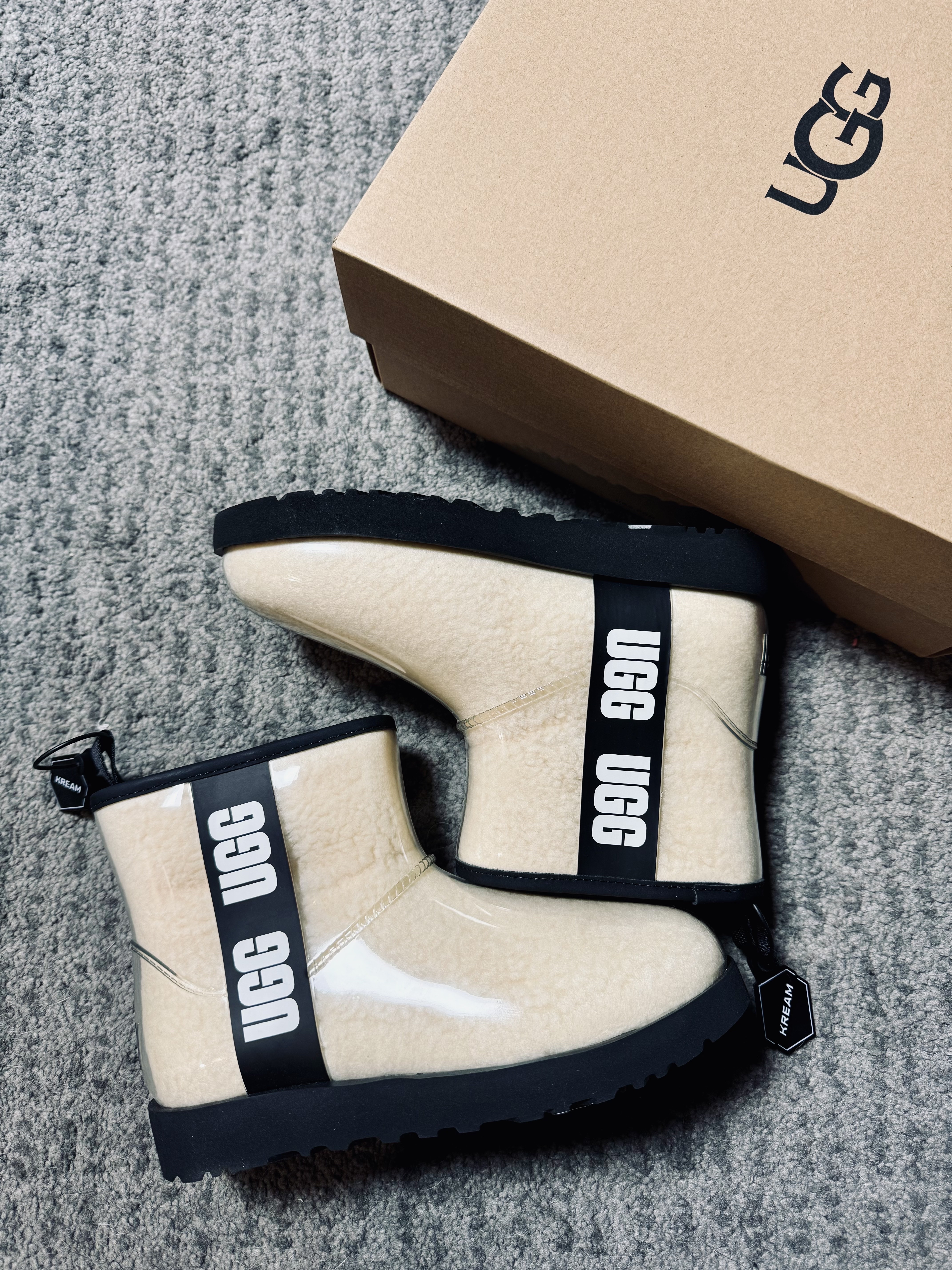 (W) UGG Classic Clear Mini Boots Natural Black 착용 스타일