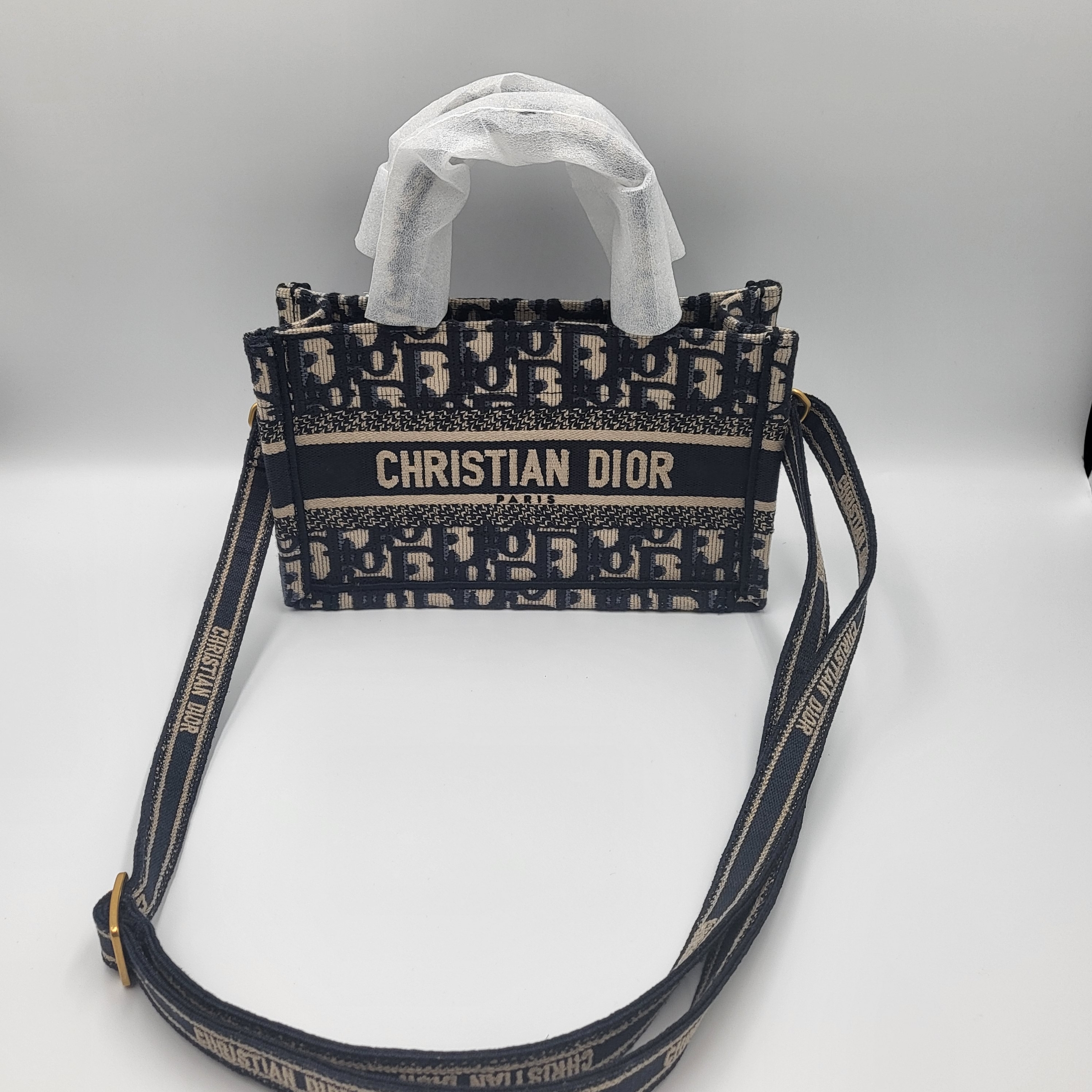 Mini Dior Book Tote with Strap Blue Beige Oblique Embroidery 착용 스타일 - 3
