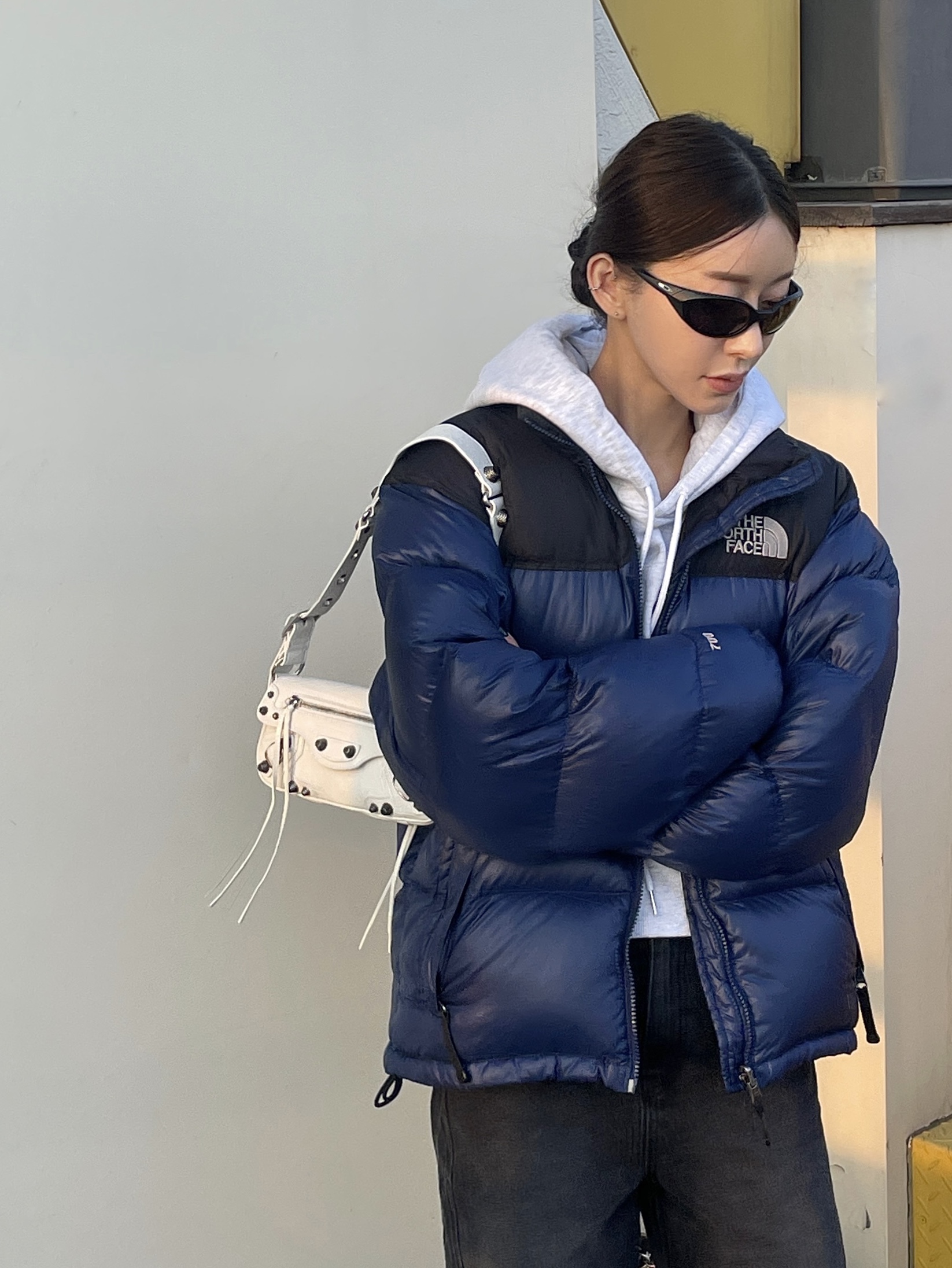 (GS) Jordan 1 Mid Black Hyper Royal, Oakley Eye Jacket Redux Matte Black Frame Prizm Grey Lenses High Bridge Fit 착용 스타일 - 2