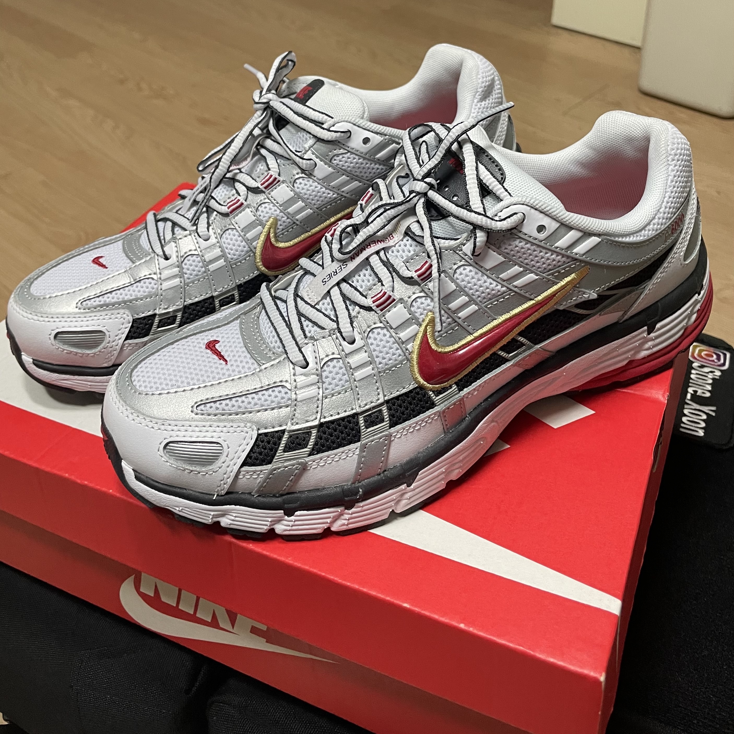 (W) Nike P-6000 Metallic Silver Red 착용 스타일