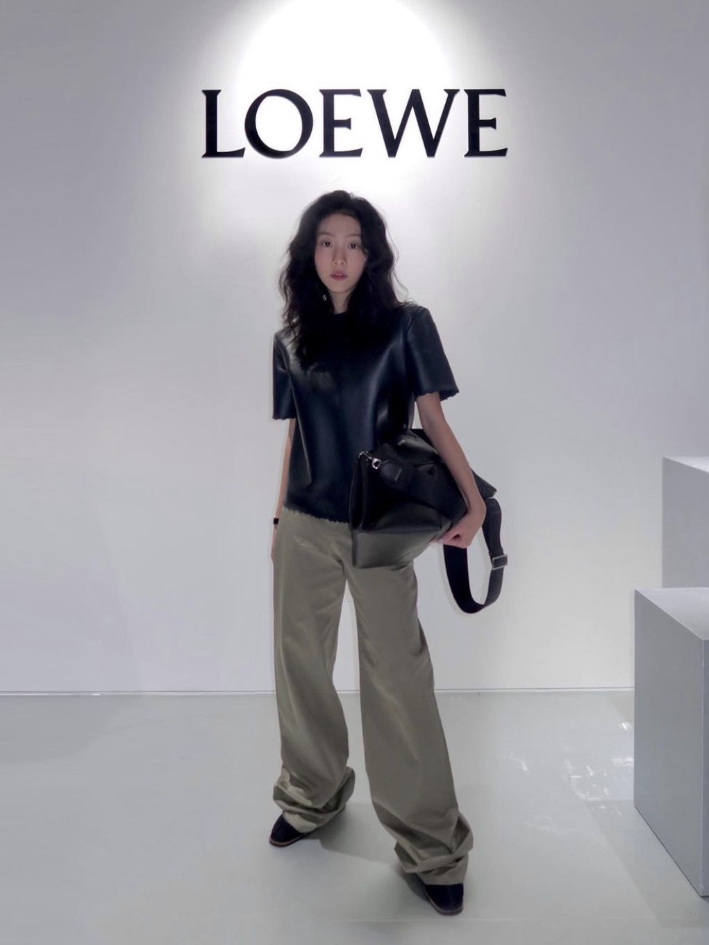 Loewe Large Puzzle Edge Bag In Grained Calfskin Black 착용 스타일