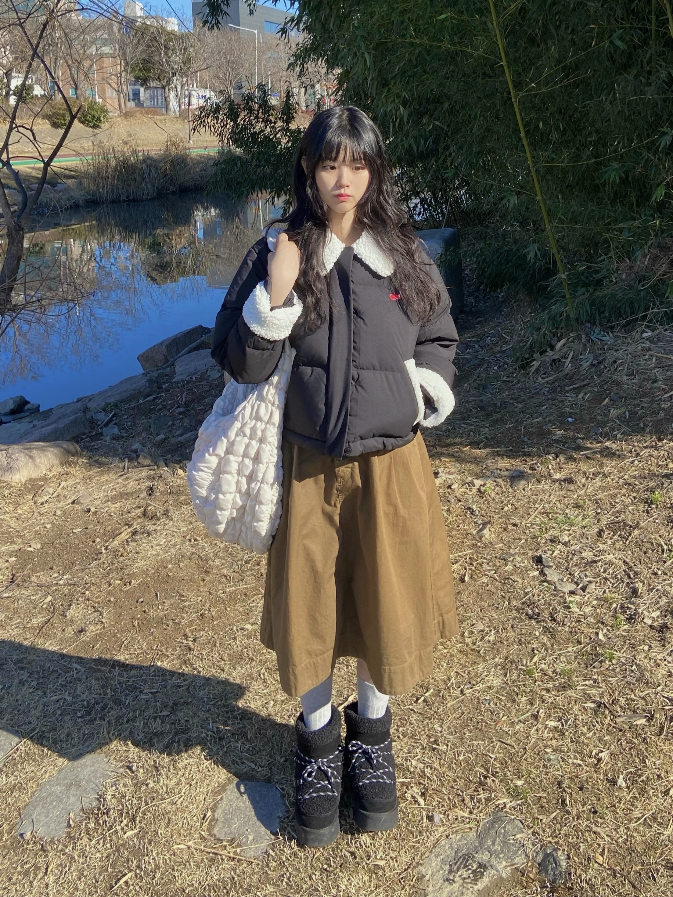 COS Quilted Oversized Shoulder Bag Off White Light Beige 착용 스타일 - 2