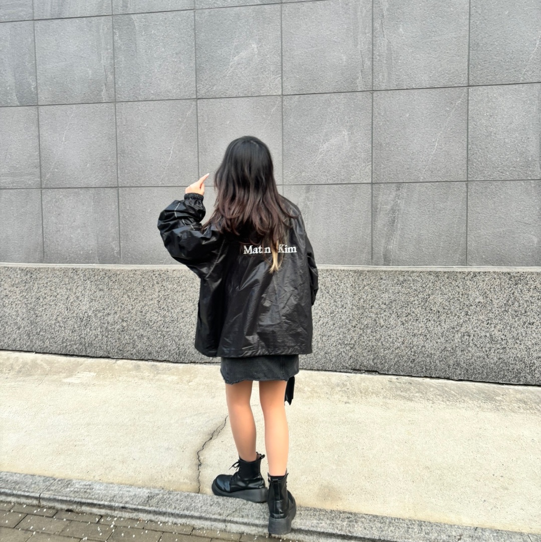 (W) Matin Kim Logo Coating Jumper Black 착용 스타일 - 1
