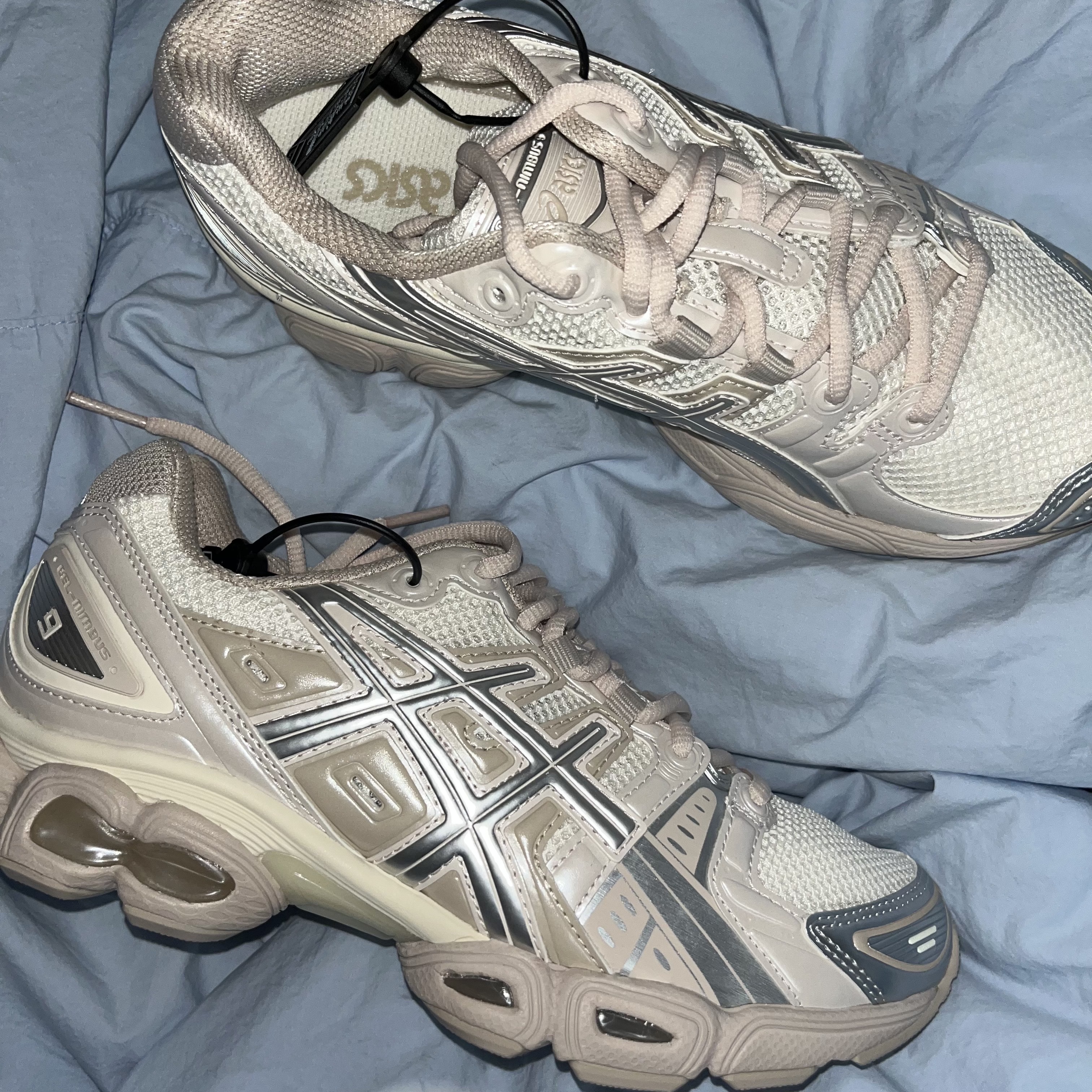 (W) Asics Gel-Nimbus 9 Cream Mineral Beige 착용 스타일 - 2