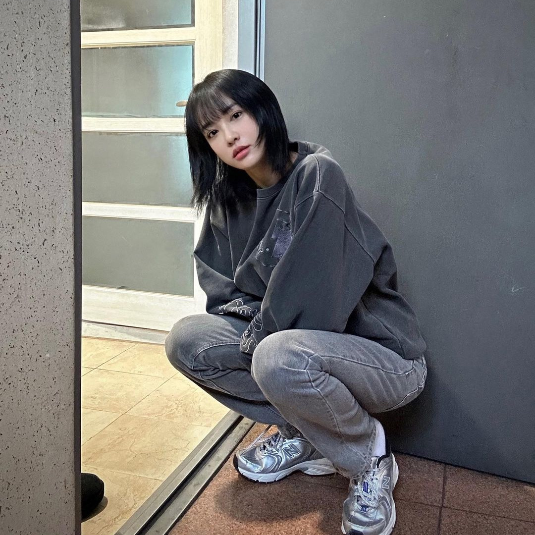 New Balance x Yeseyesee 530 Silver Royal Blue 착용 스타일 - 3