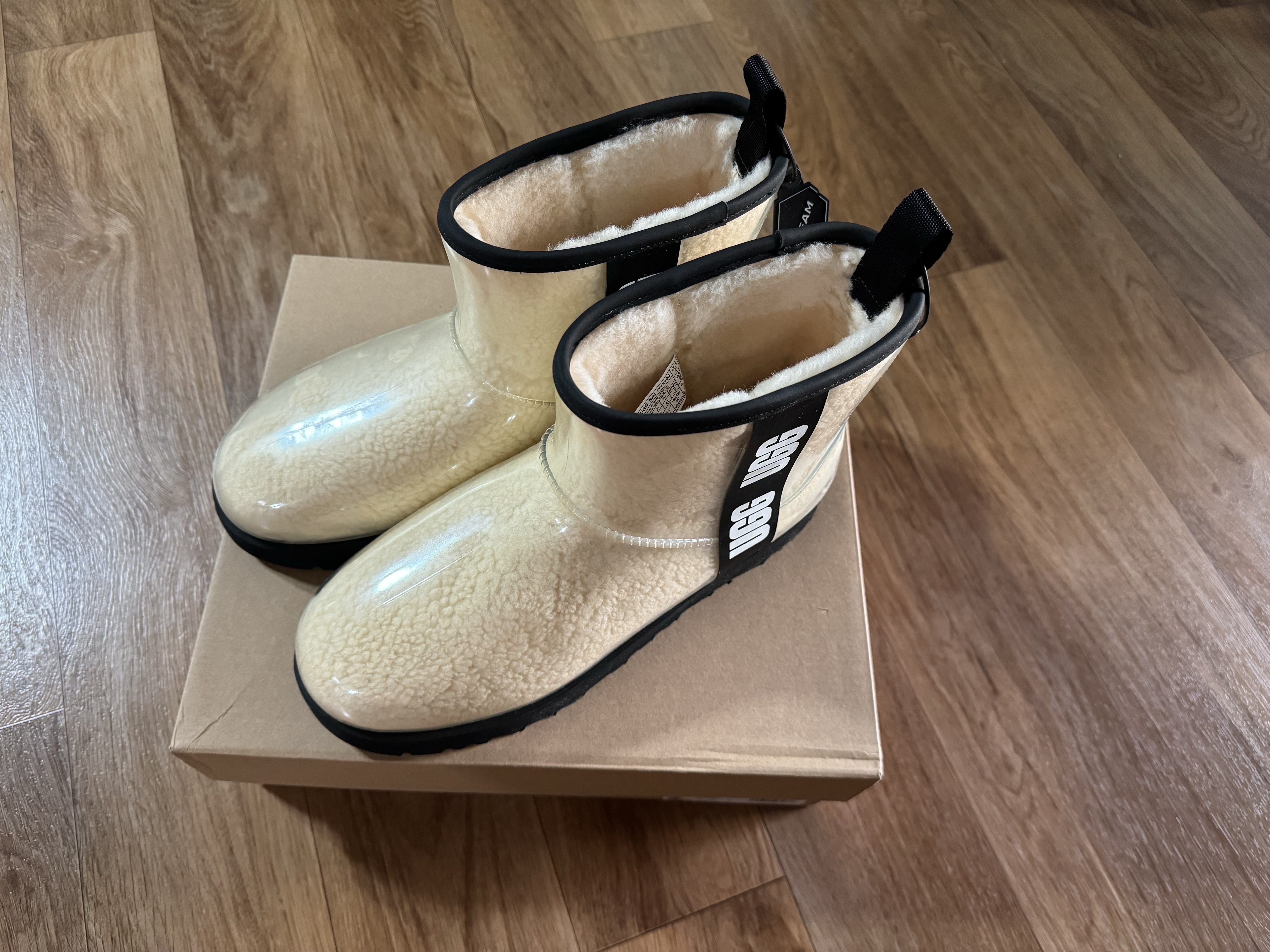 (W) UGG Classic Clear Mini Boots Natural Black 착용 스타일