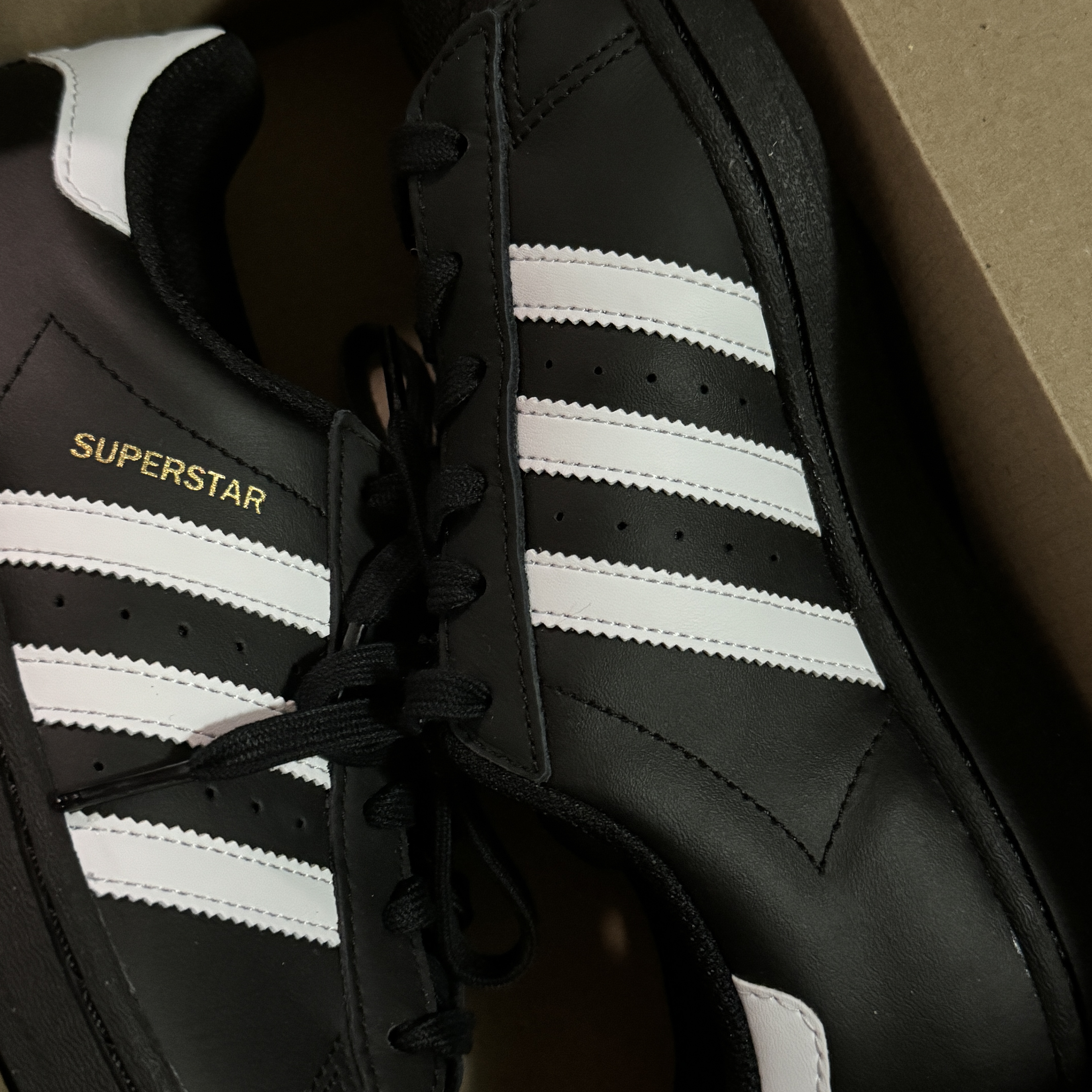 (J) Adidas Superstar Black White 착용 스타일