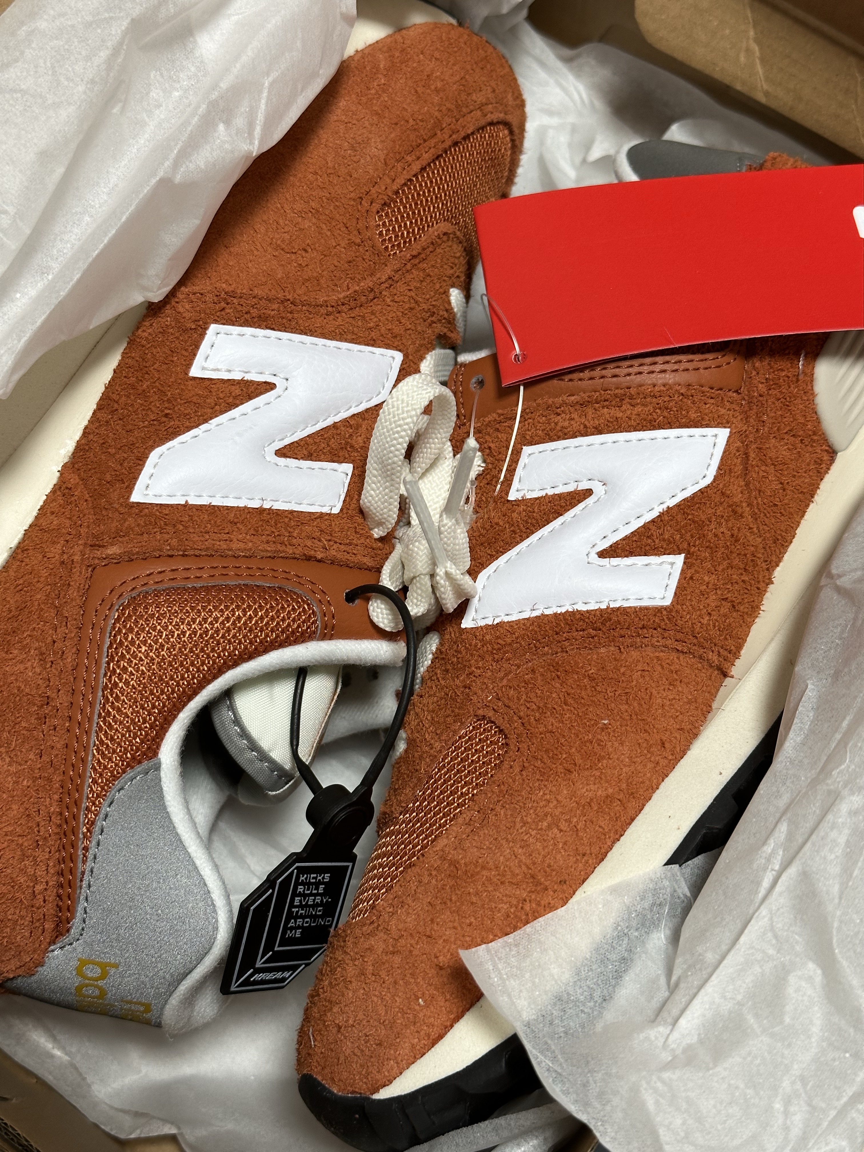 New Balance 574 Heritage Orange Burst White 착용 스타일 - 2