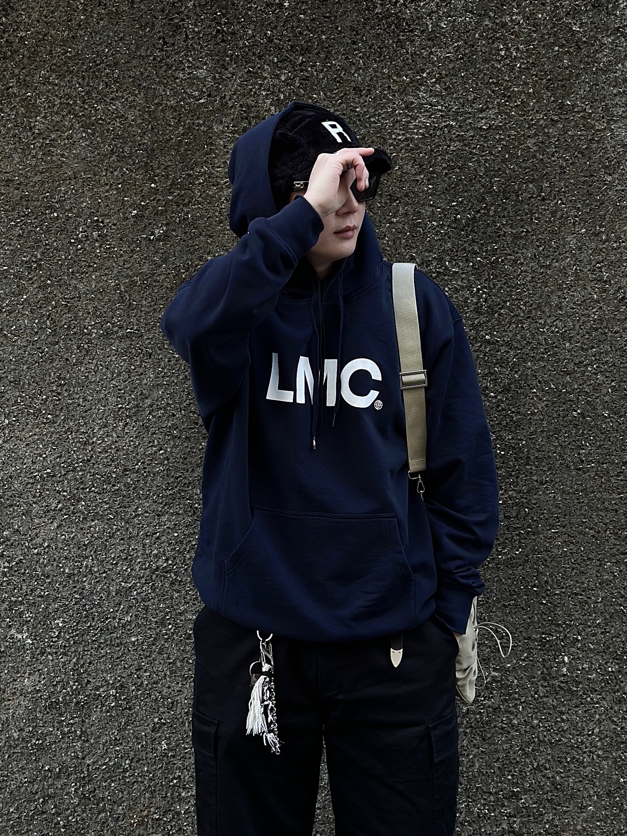 Supreme Webbing Keychain Green Camo - 23SS, Adidas Jeans Cloud White Collegiate Navy Gum 착용 스타일 - 3