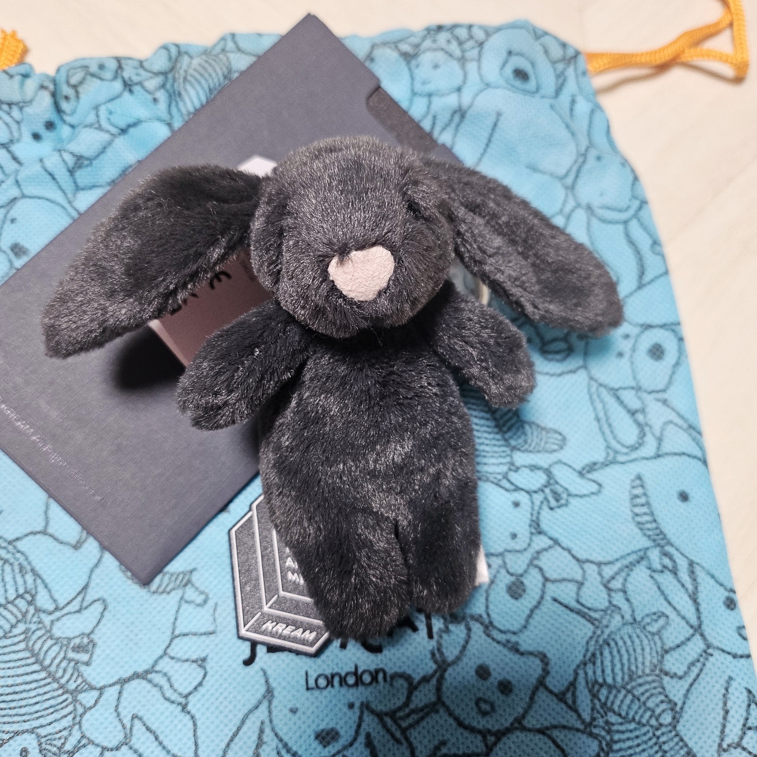 Jellycat Bashful Bunny Bag Charm Ink, COS Quilted Mini Bag Black 착용 스타일 - 2