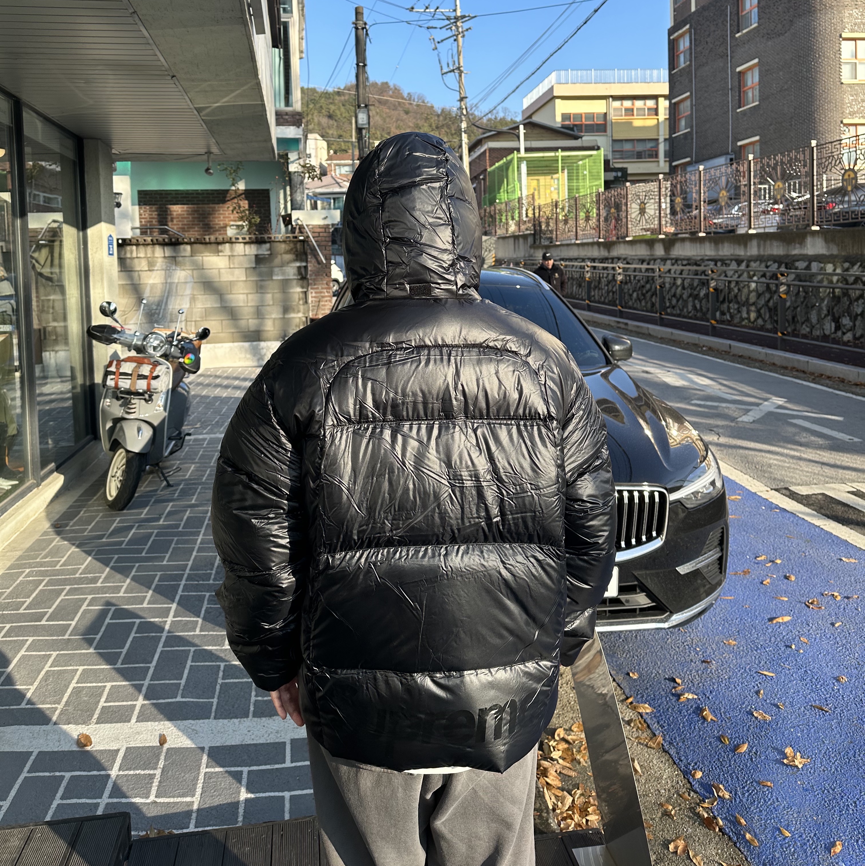 Supreme Featherweight Down Puffer Jacket Black - 23FW 착용 스타일