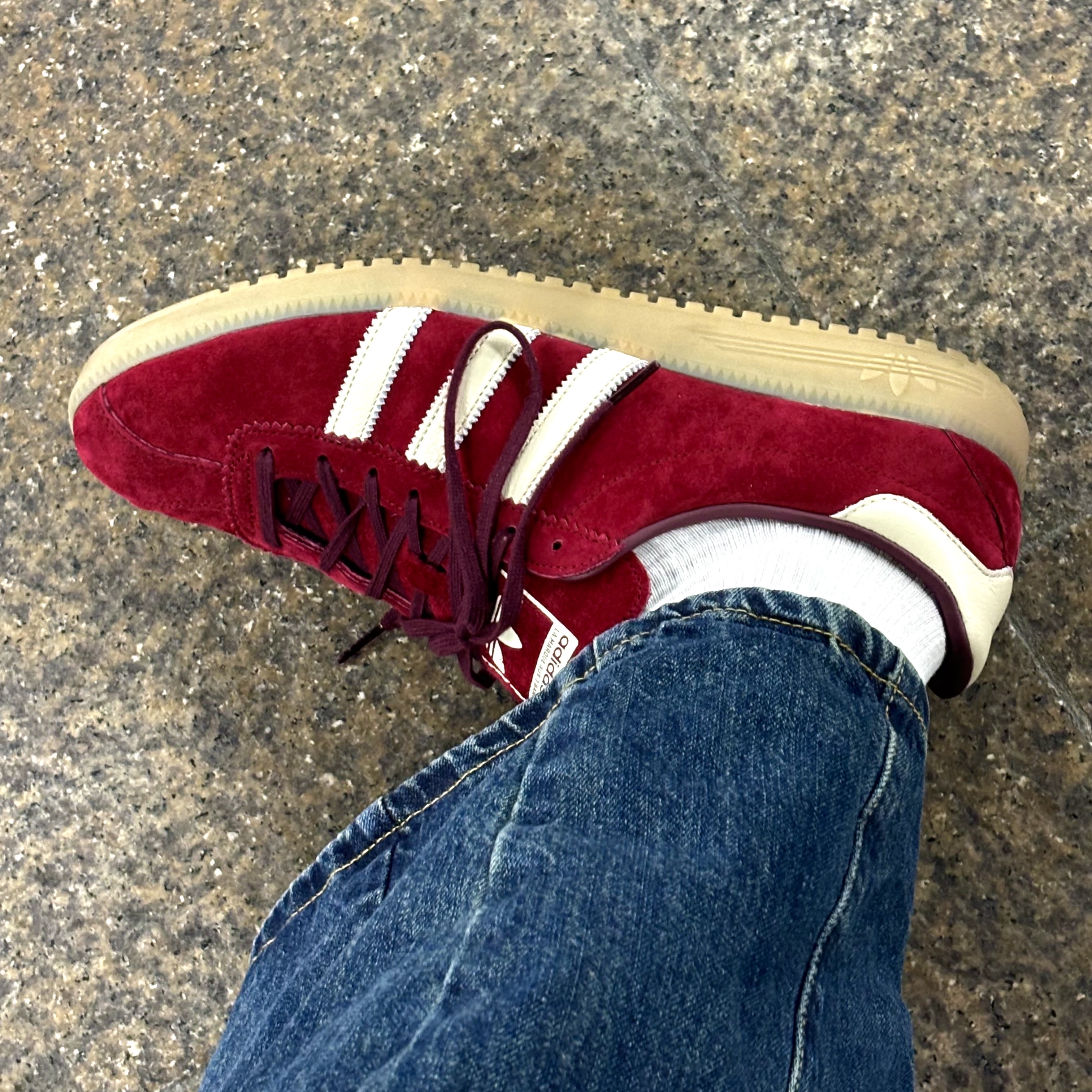 Adidas Bermuda College Burgundy 착용 스타일