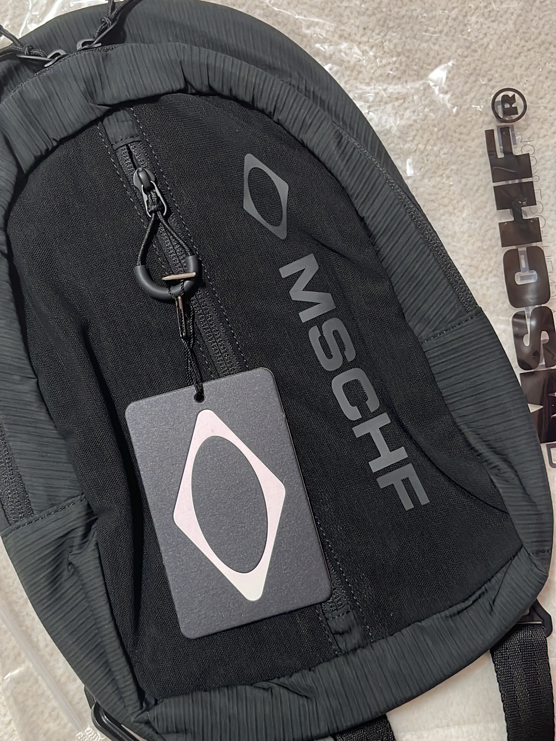 Mischief 2Way Mesh Sling Bag Black 착용 스타일 - 2