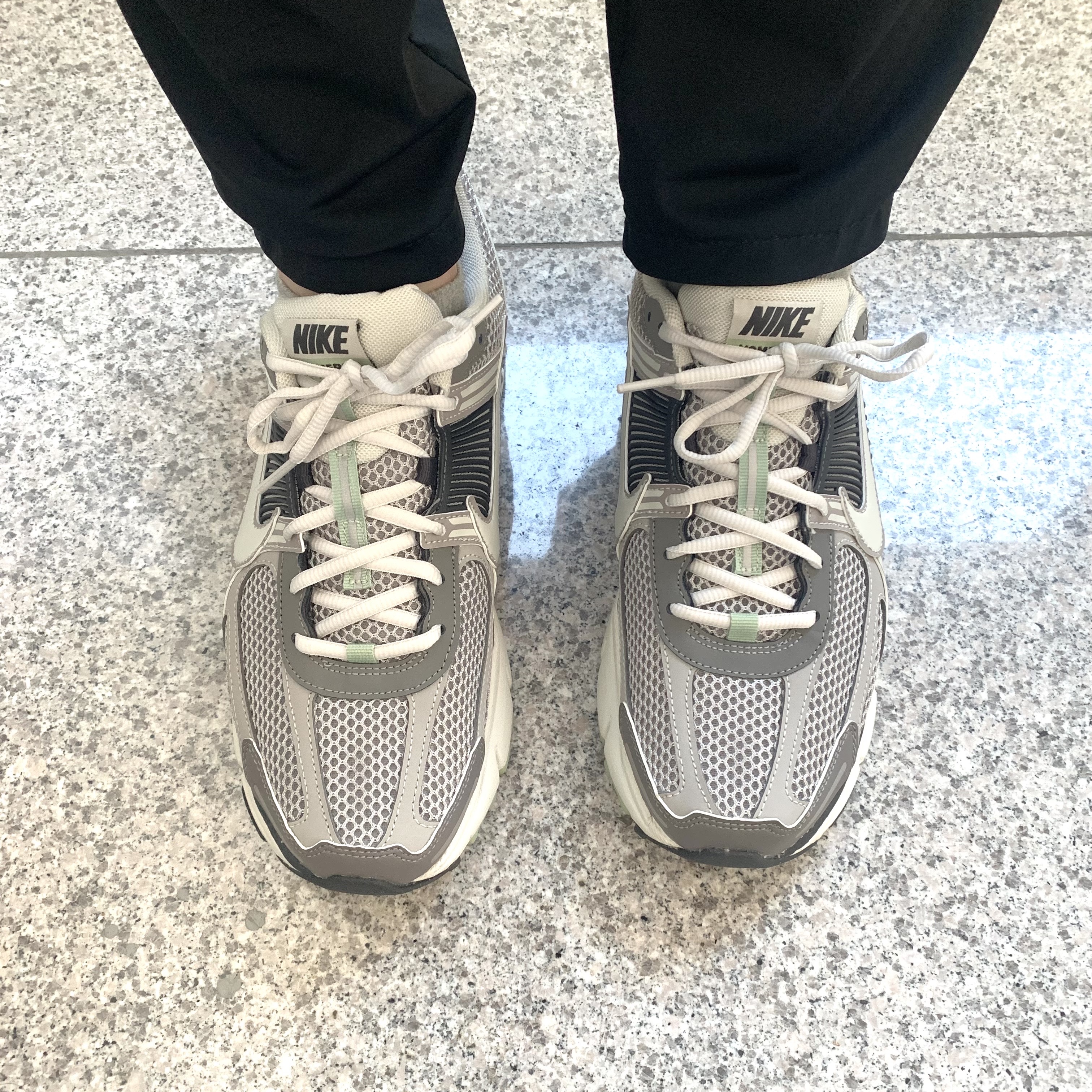 (W) Nike Zoom Vomero 5 Cobblestone and Flat Pewter 착용 스타일 - 2