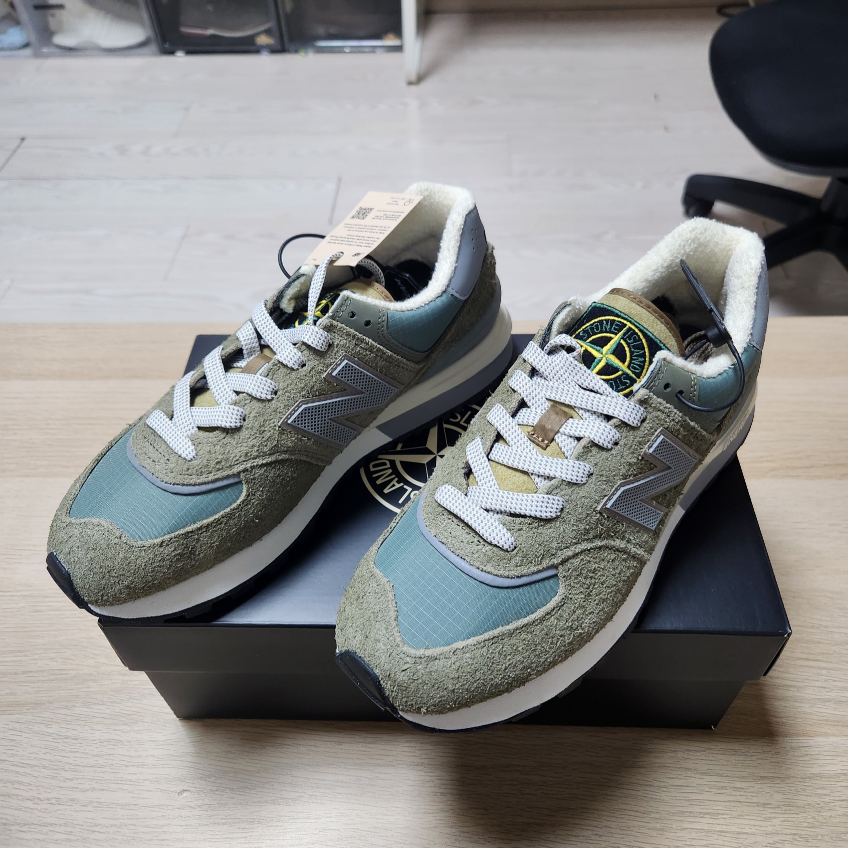 New Balance x Stone Island 574 Legacy Green 착용 스타일 - 1