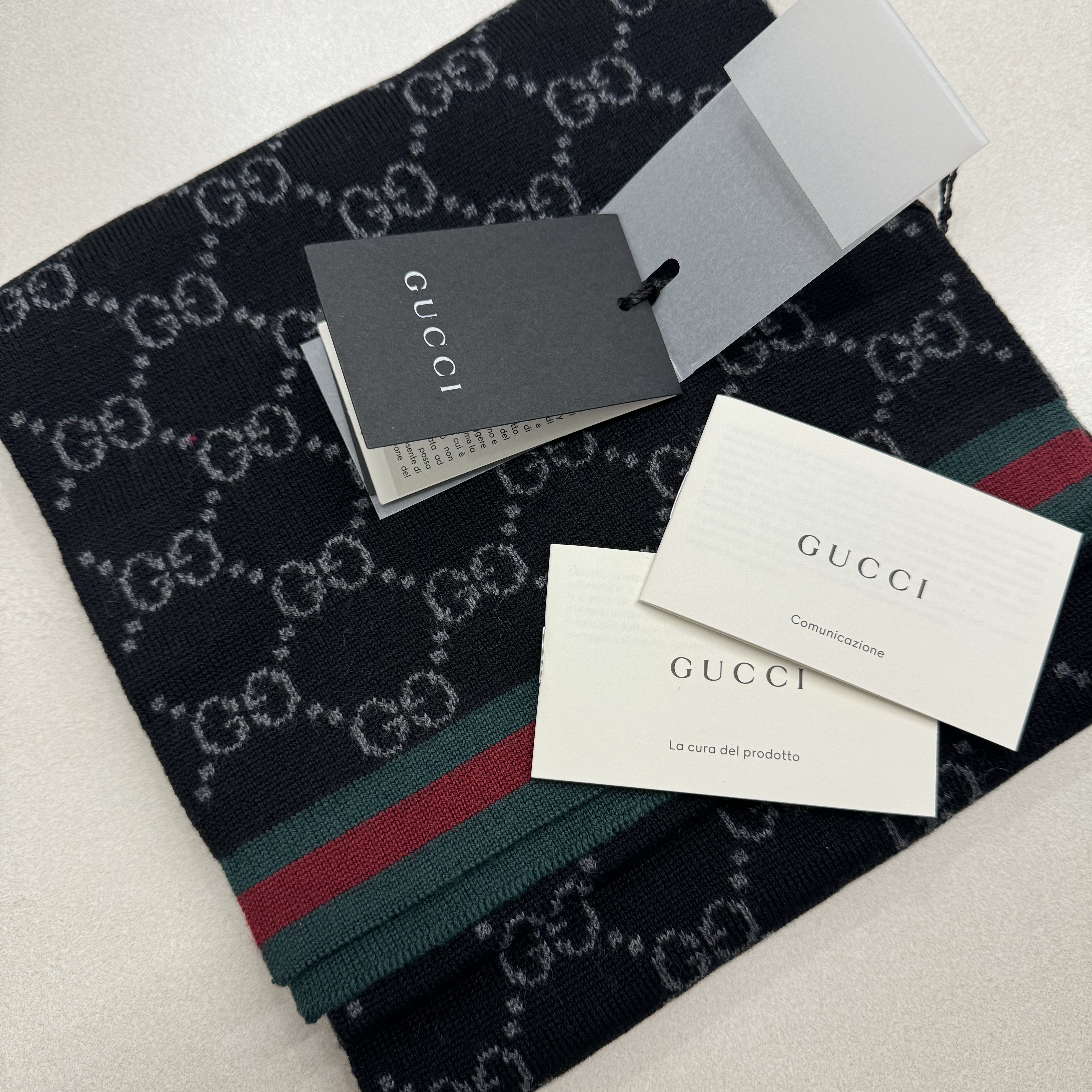 Gucci GG Two-Tone Wool Muffler Black 착용 스타일
