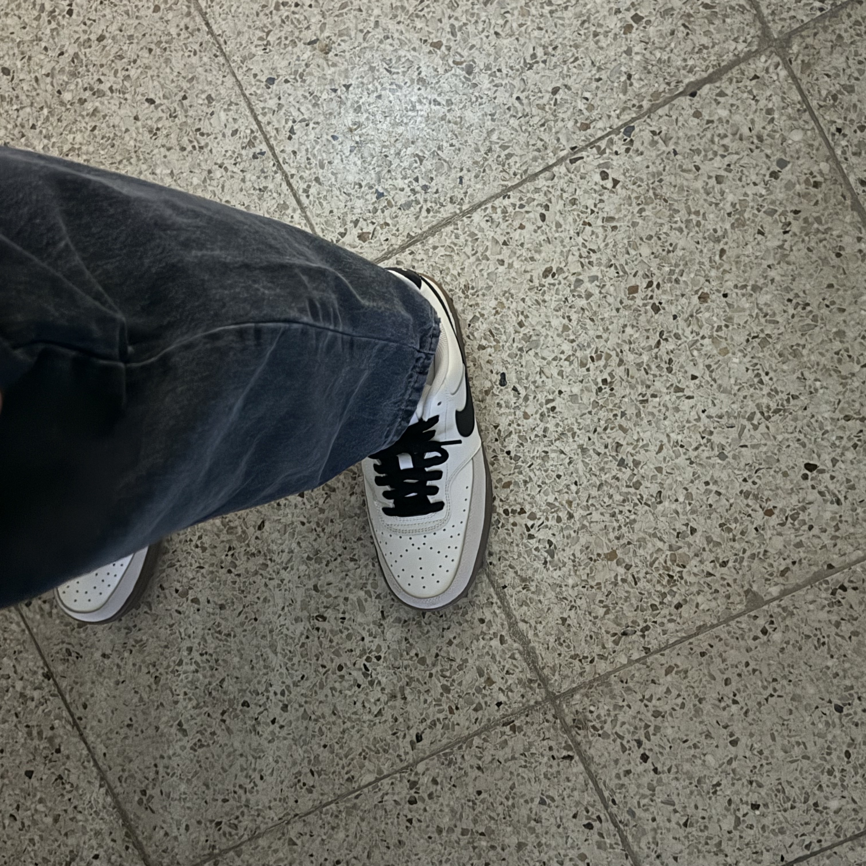 Nike Court Vision Low Sail Light Orewood Brown 착용 스타일