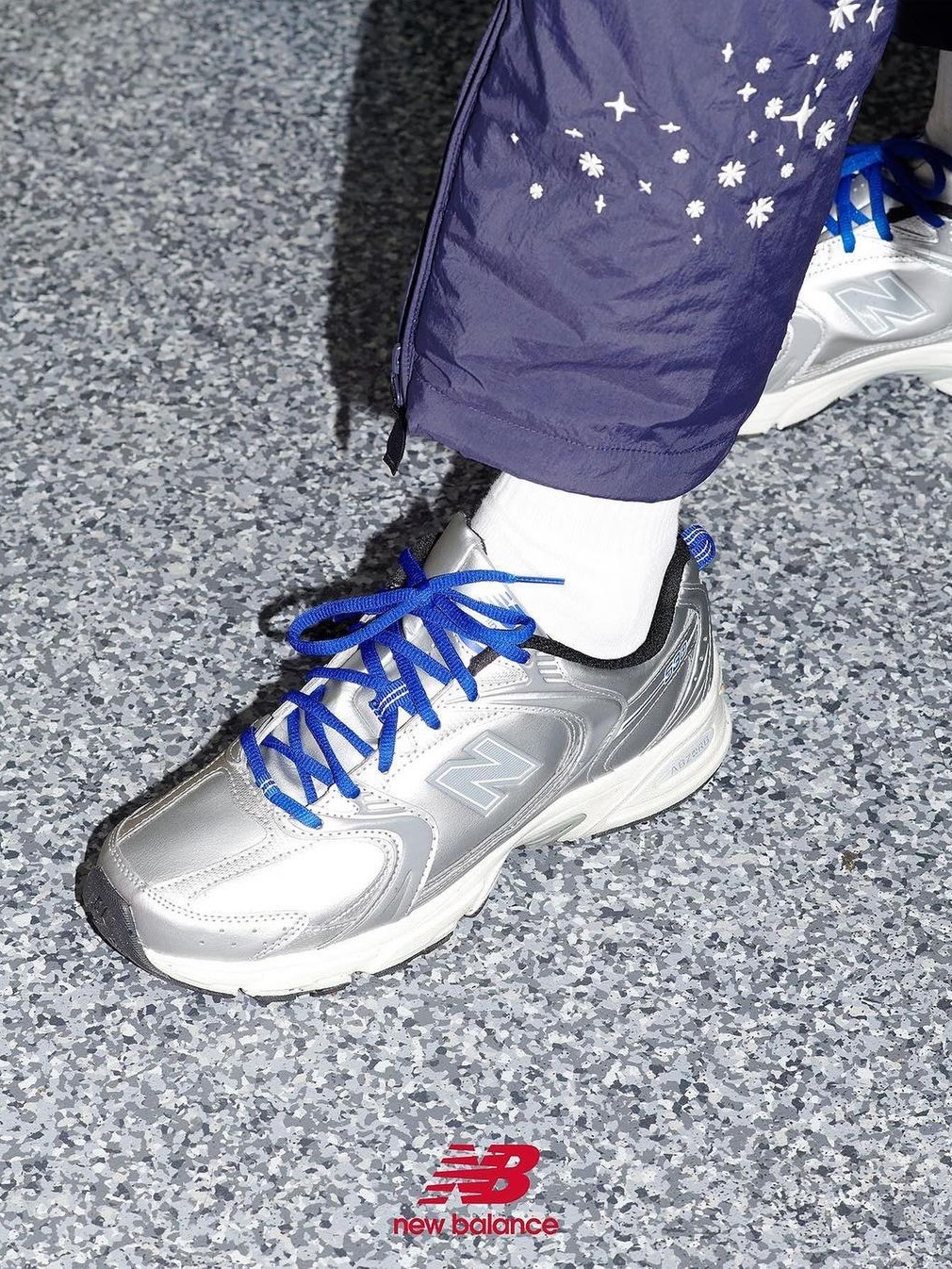 Asics x Atmos x Ojos Gel-1130 RE Glacier Grey Pure Silver, New Balance x Yeseyesee 530 Silver Royal Blue 착용 스타일 - 4