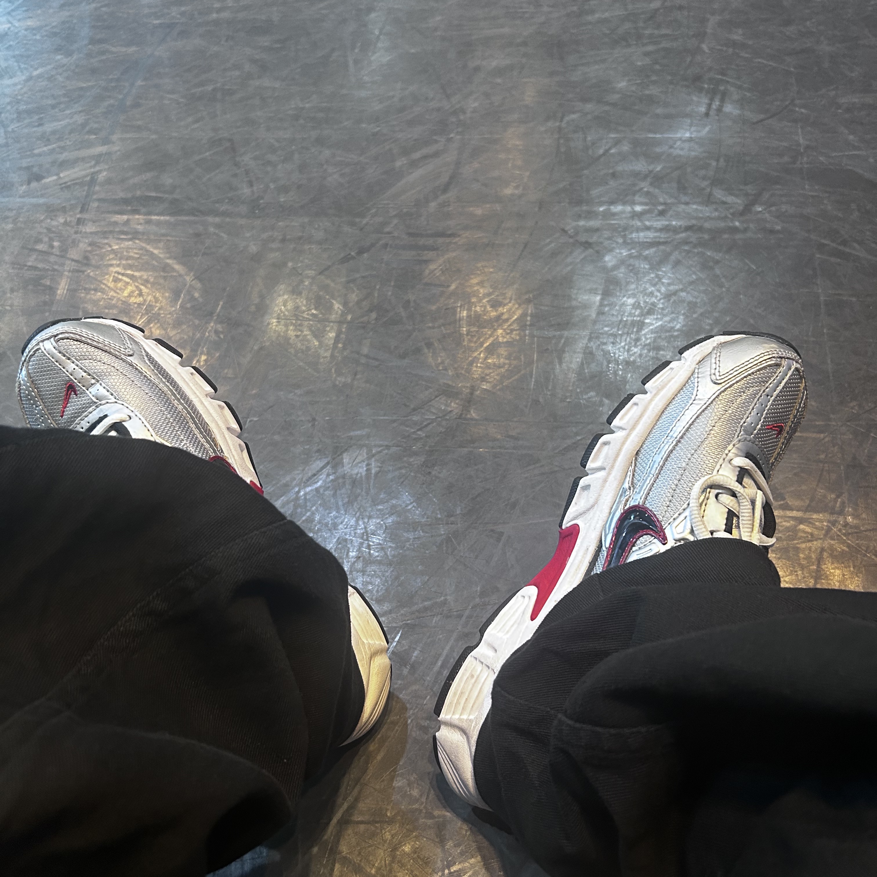 Nike Initiator Metallic Silver Black 착용 스타일