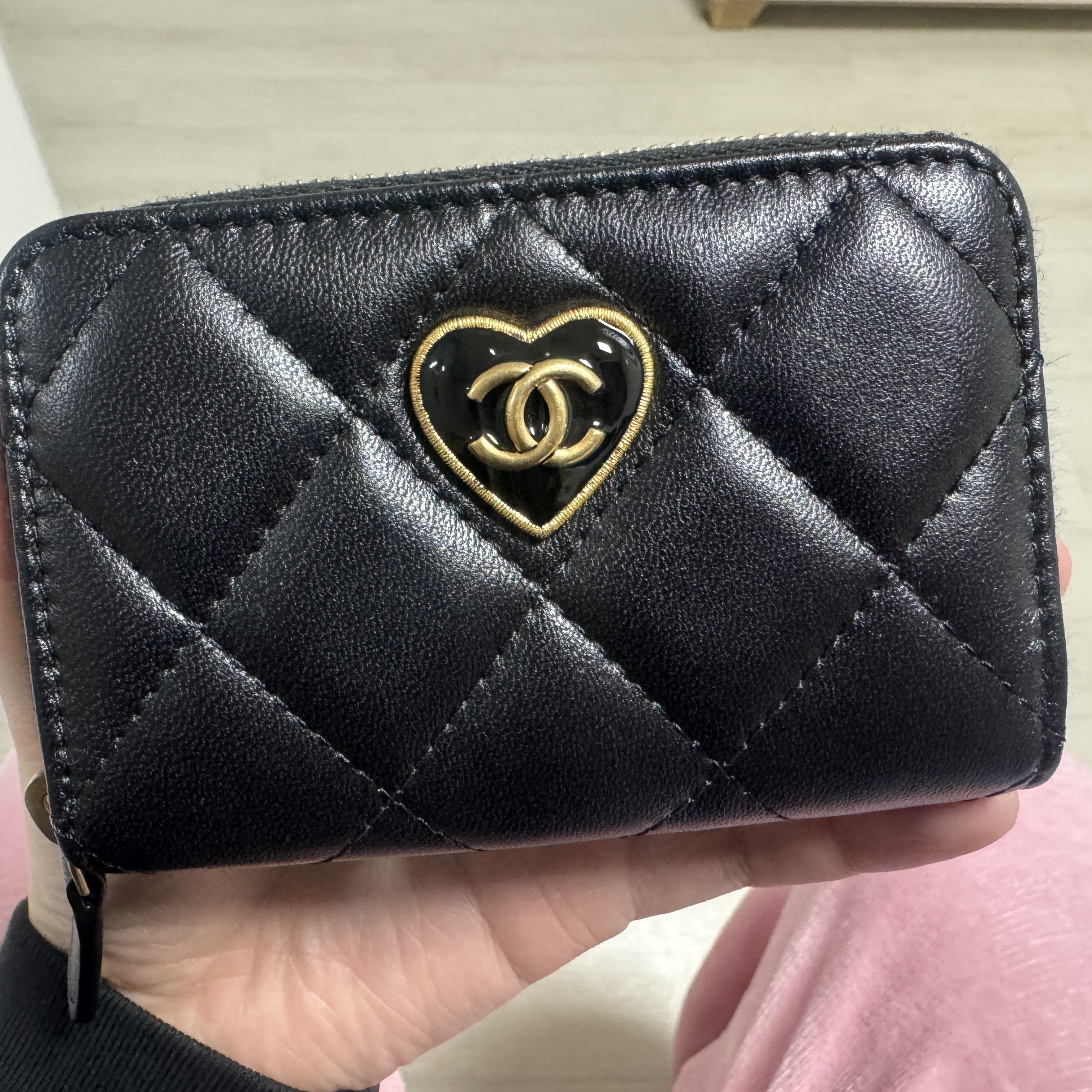 Chanel Zipped Coin Purse Lambskin Resin & Gold Black 착용 스타일 - 1