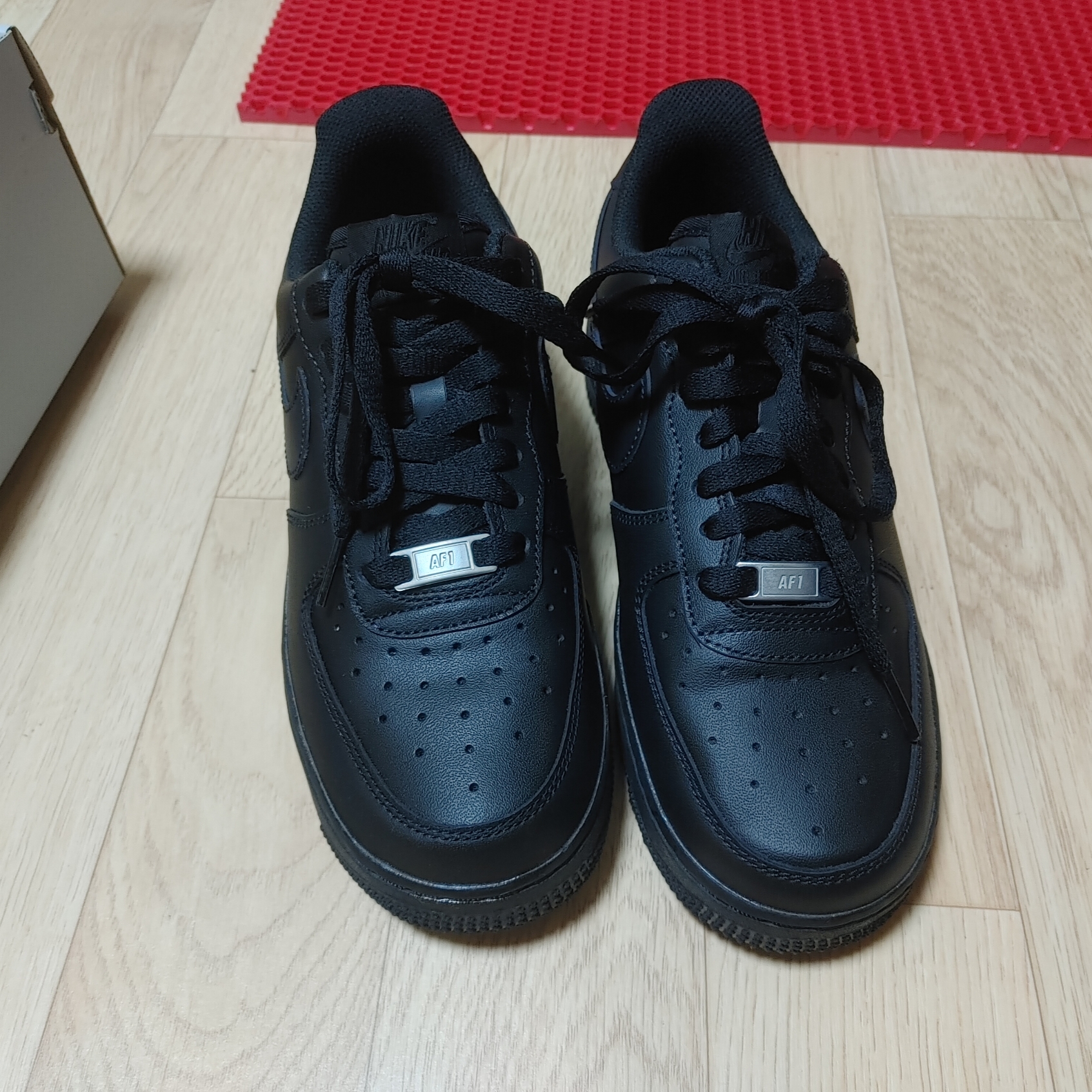 Nike Air Force 1 '07 Low Triple Black 착용 스타일