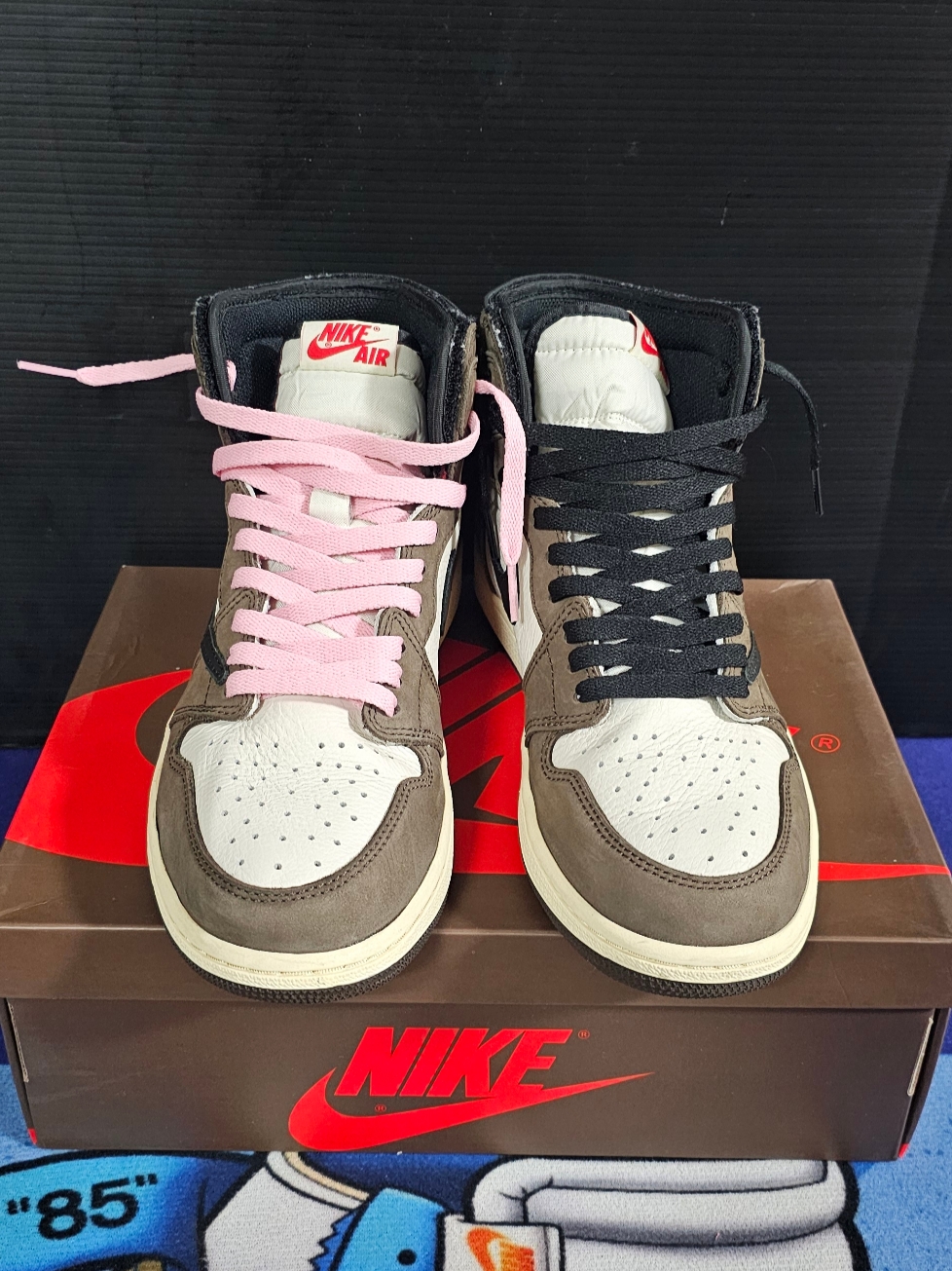 Jordan 1 x Travis Scott Retro High OG SP Mocha 착용 스타일 - 1