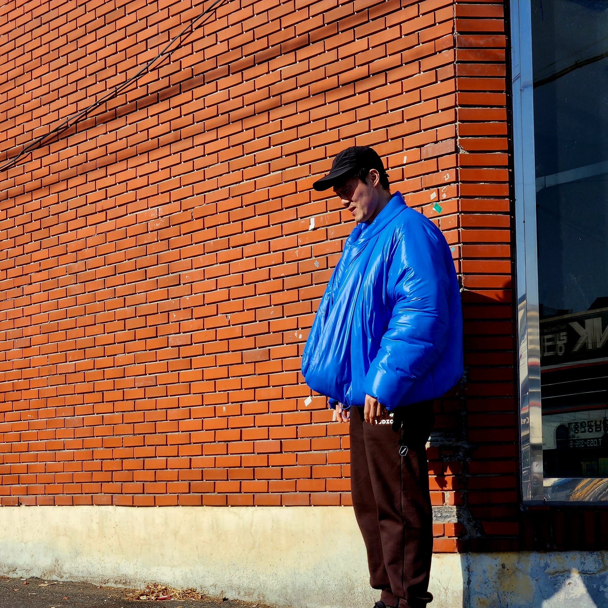 Yeezy Gap Round Jacket Blue, IAB Studio Sweatpants Brown 착용 스타일 - 1