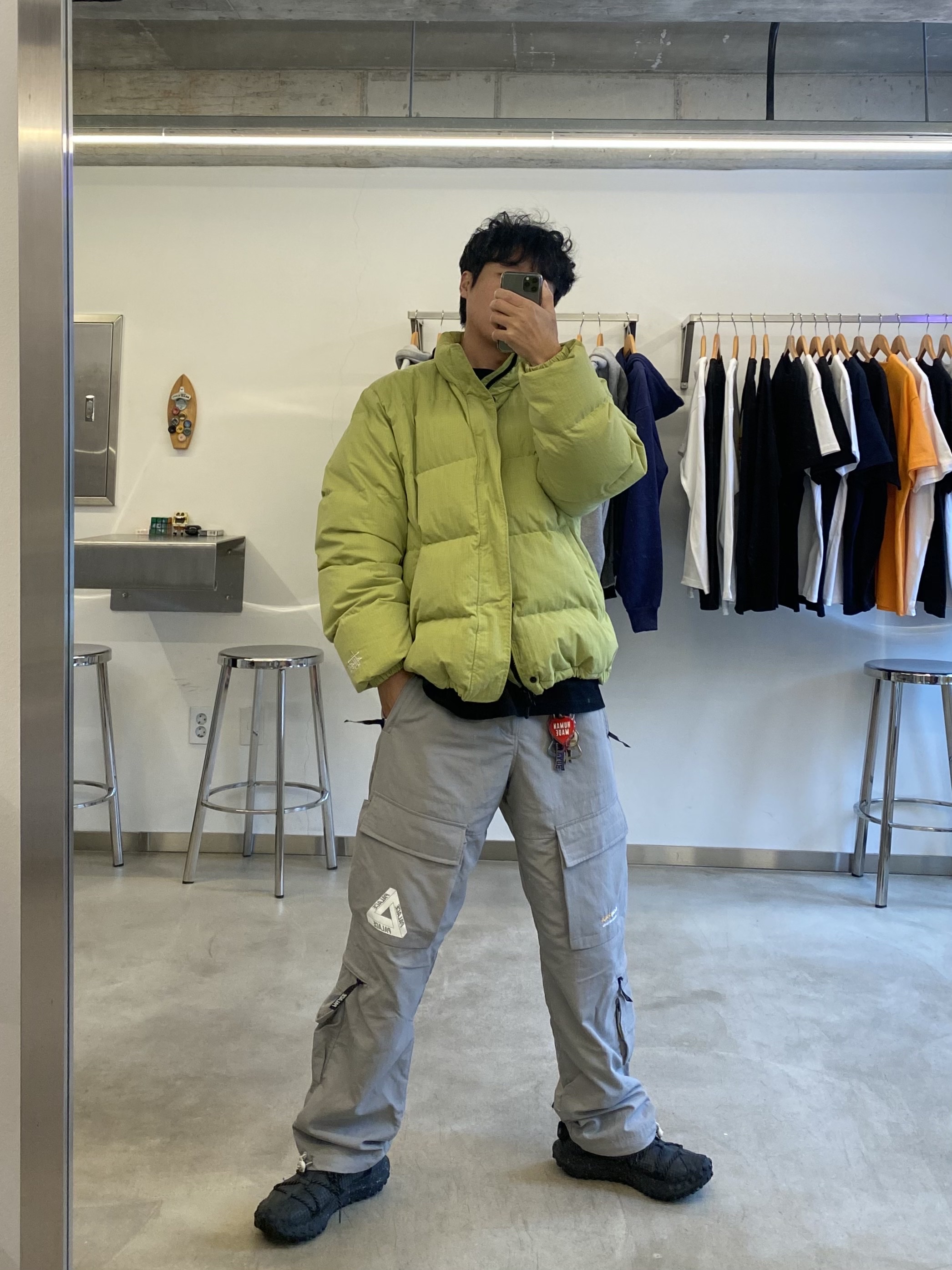 팔라스 코듀라 RS 쉘 카고 그레이 - 22FW, 휴먼 메이드 하트 키링 레드 착용 스타일 - 2