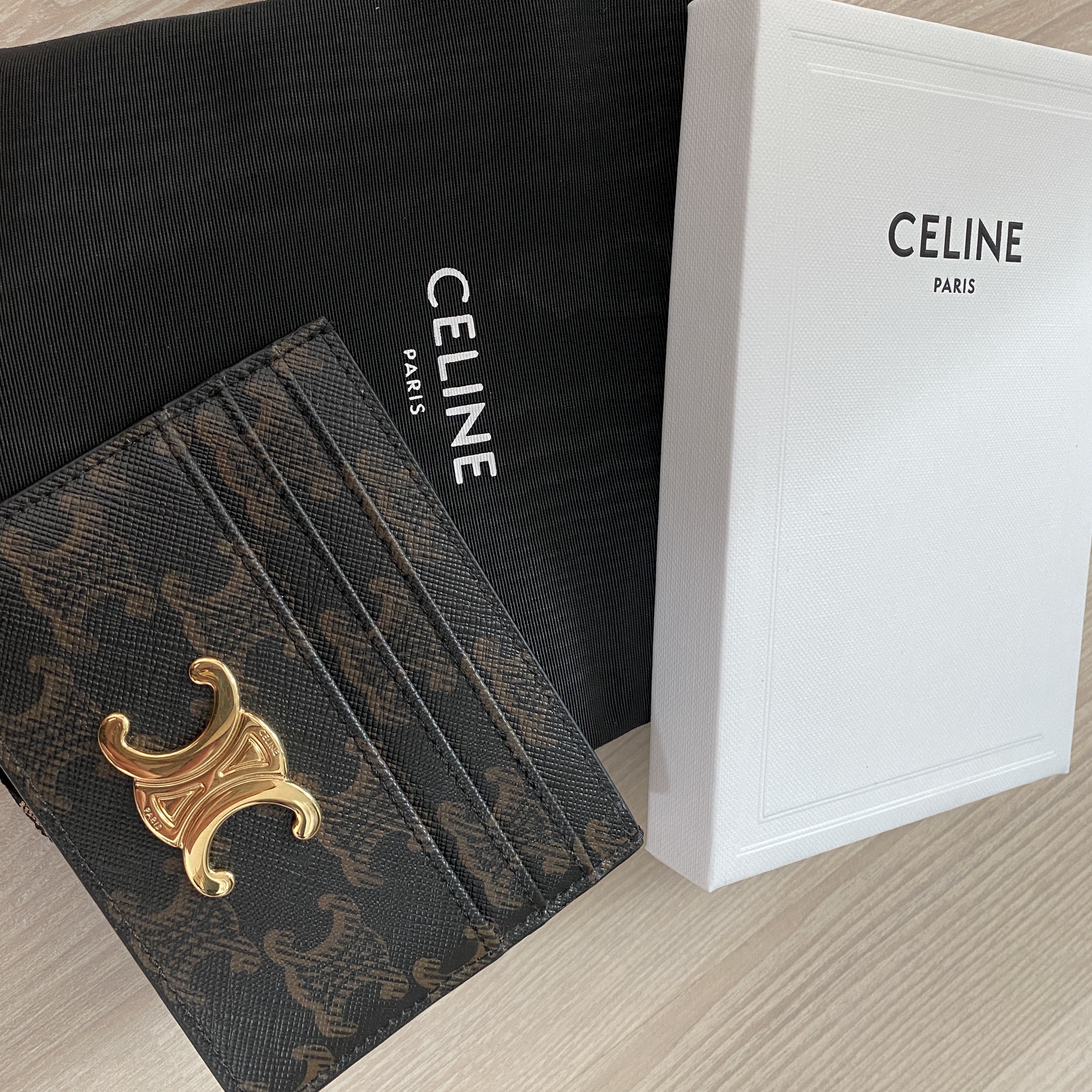 Celine Triomphe Card Holder in Triomphe Canvas Tan 착용 스타일