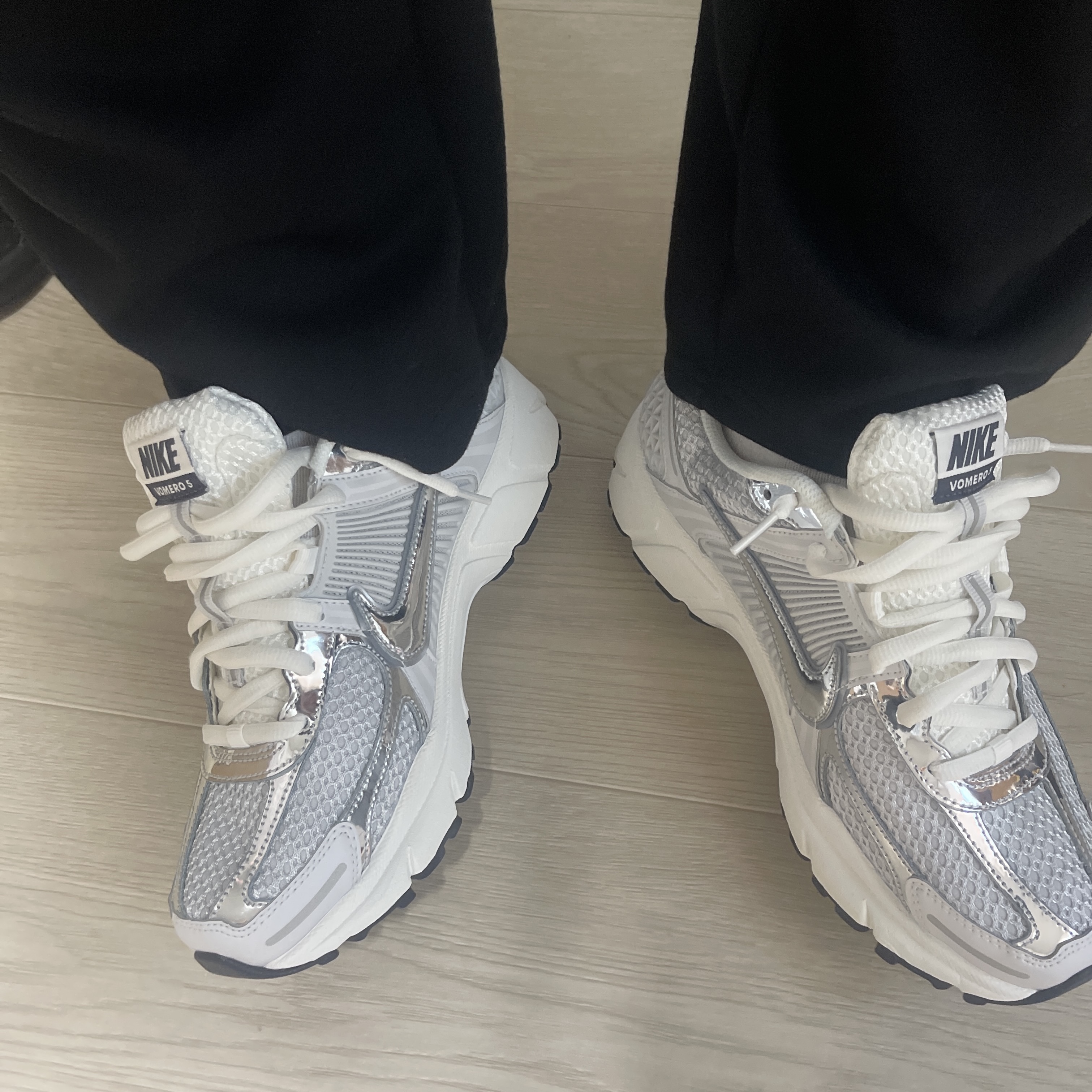 (W) Nike Zoom Vomero 5 Photon Dust and Metallic Silver 착용 스타일