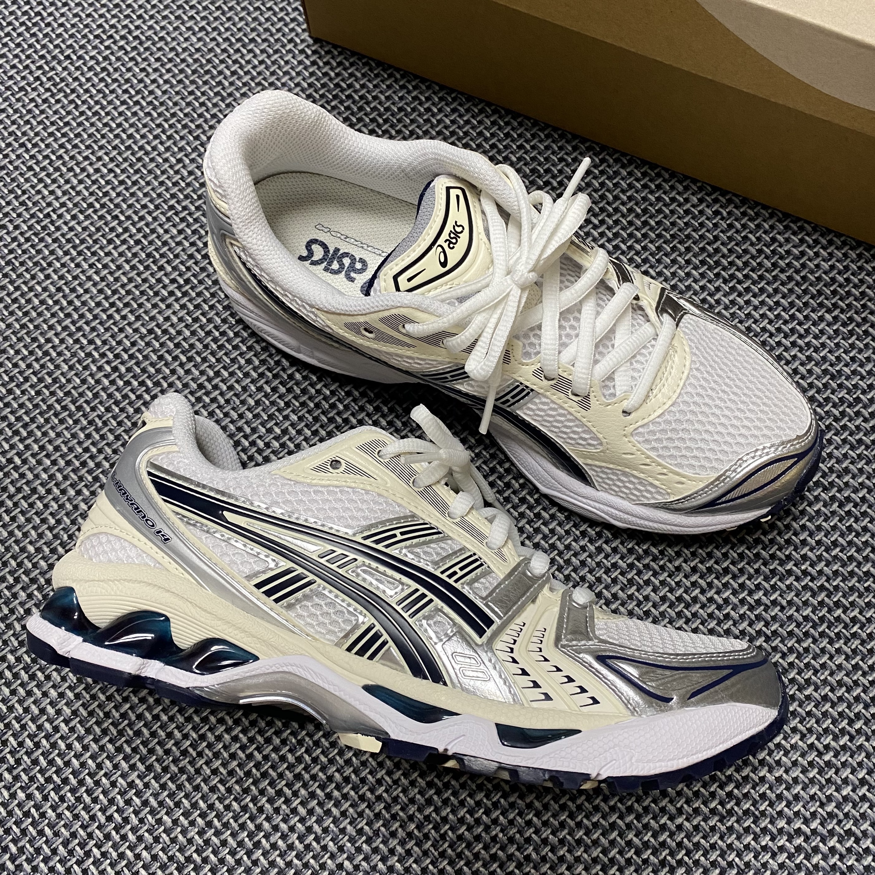 (W) Asics Gel-Kayano 14 White Midnight 착용 스타일