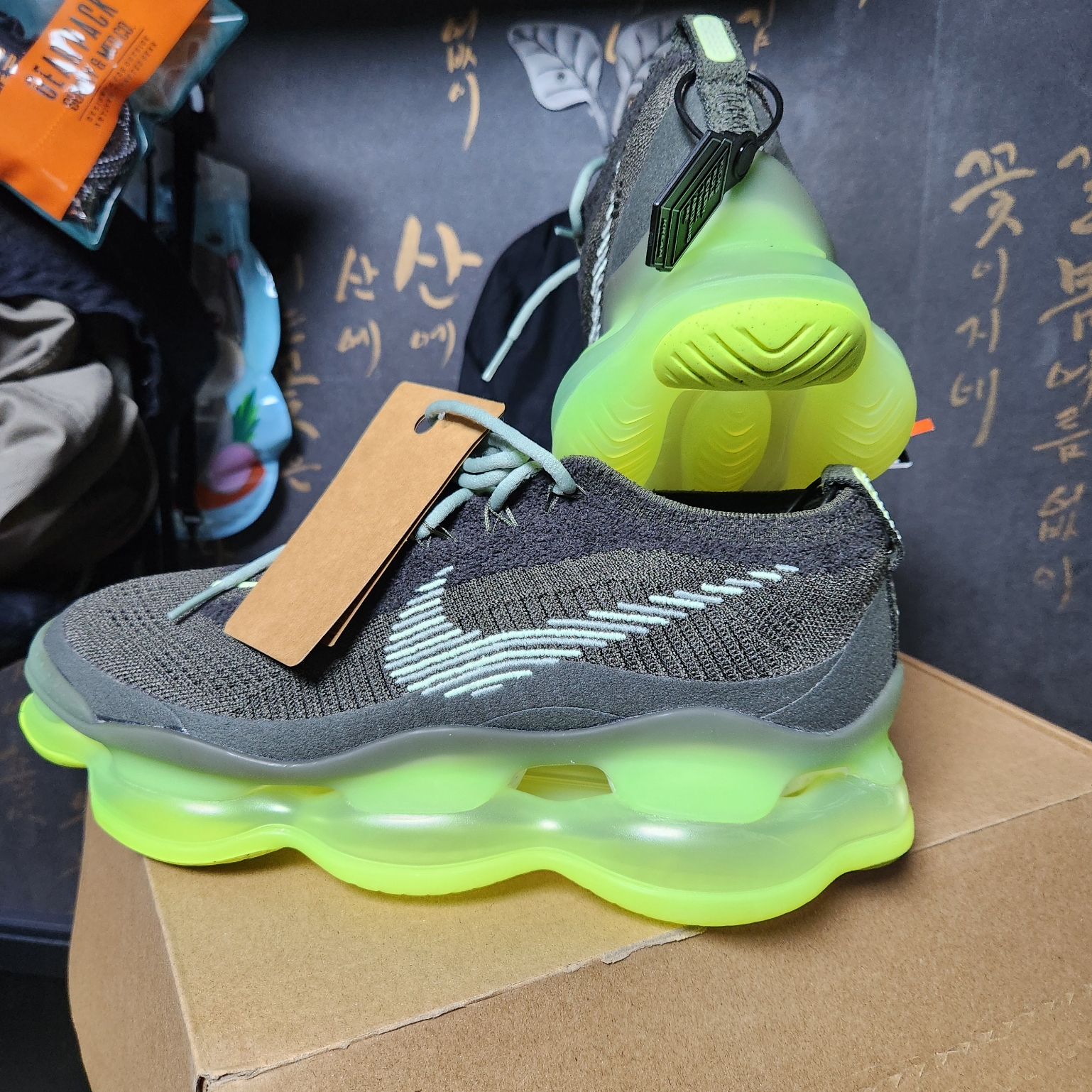 Nike Air Max Scorpion Flyknit Barely Volt 착용 스타일